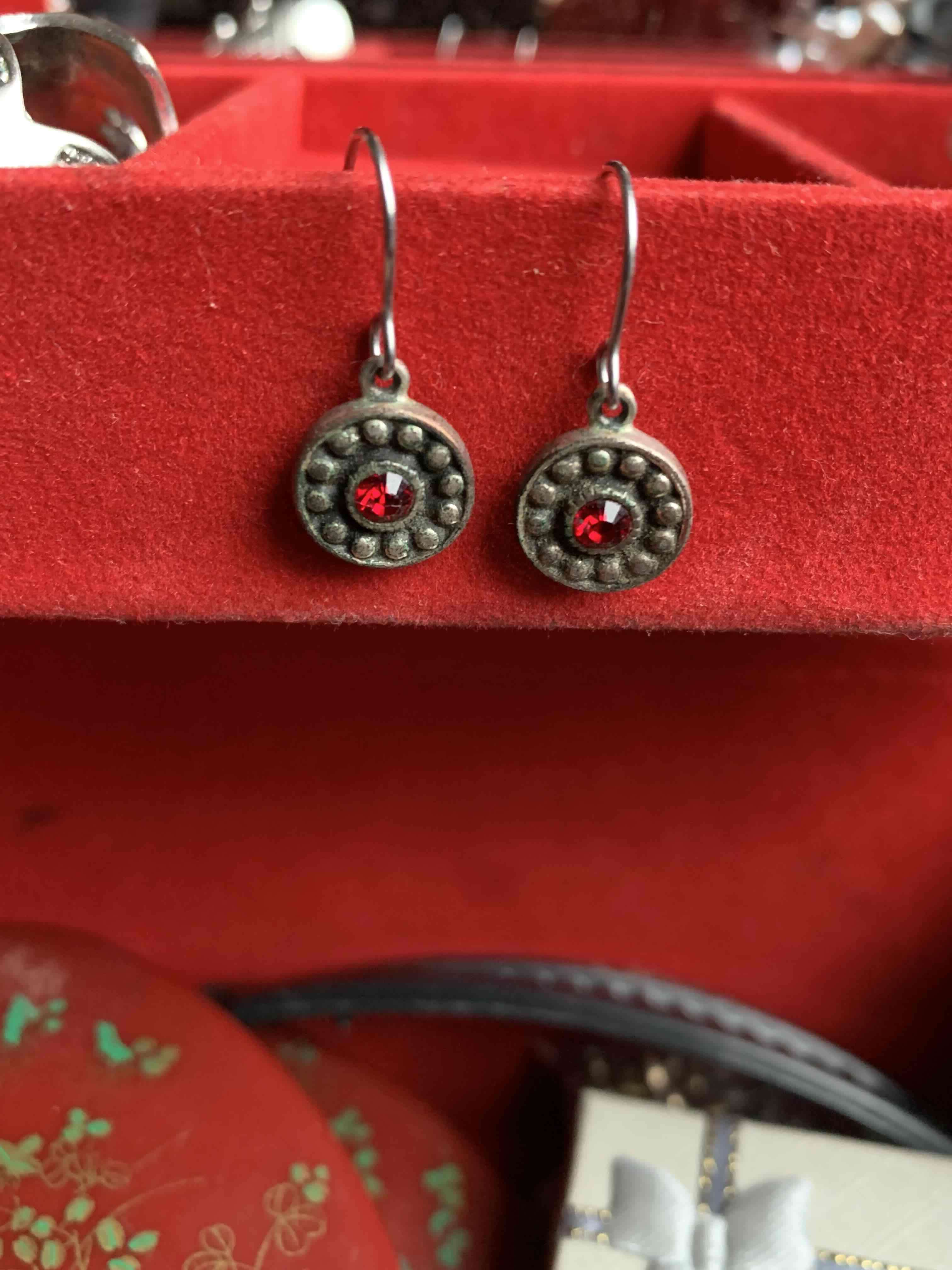 Aros colgantes con piedras rojas