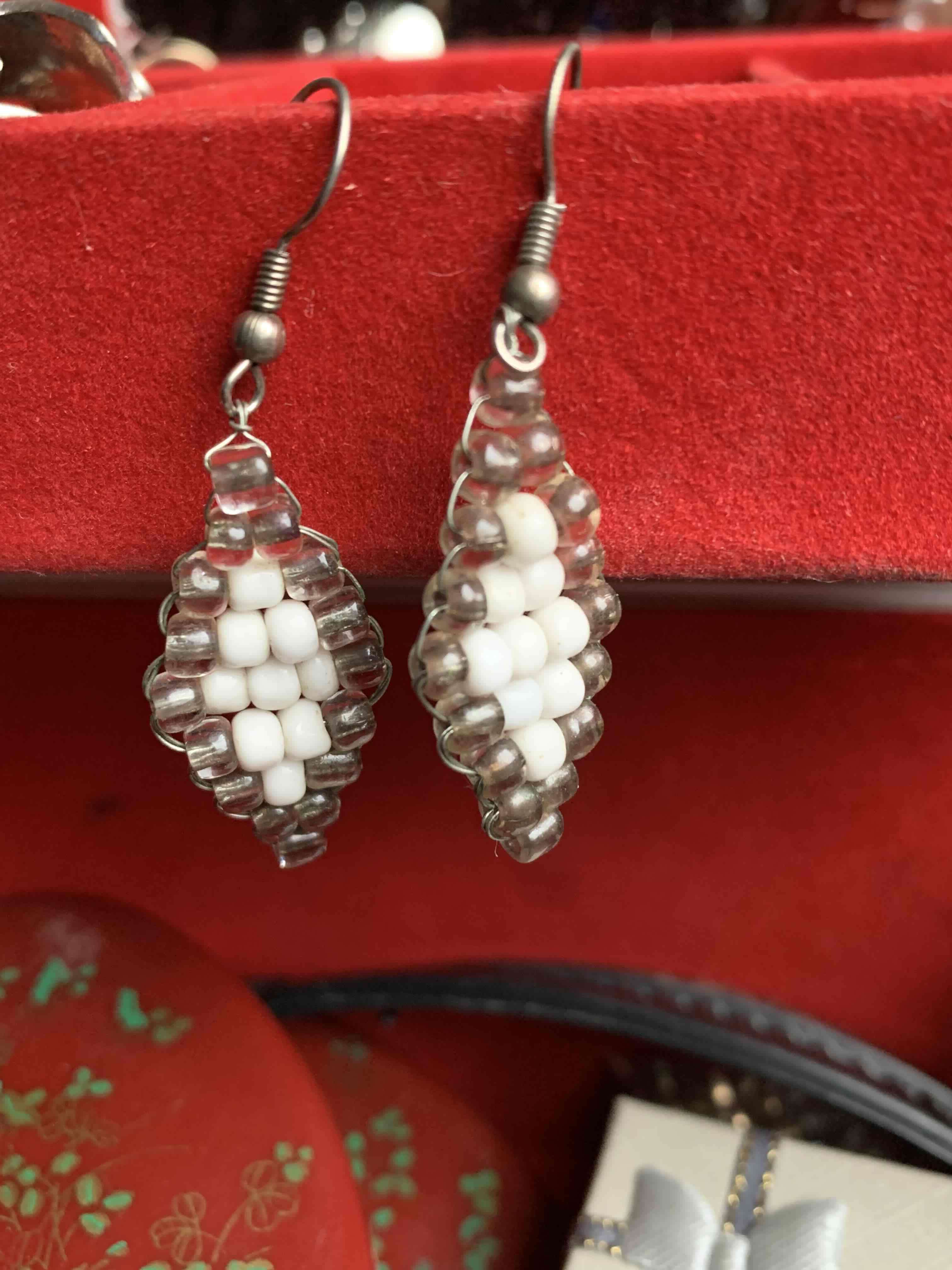 Aros de mostacillas blancas