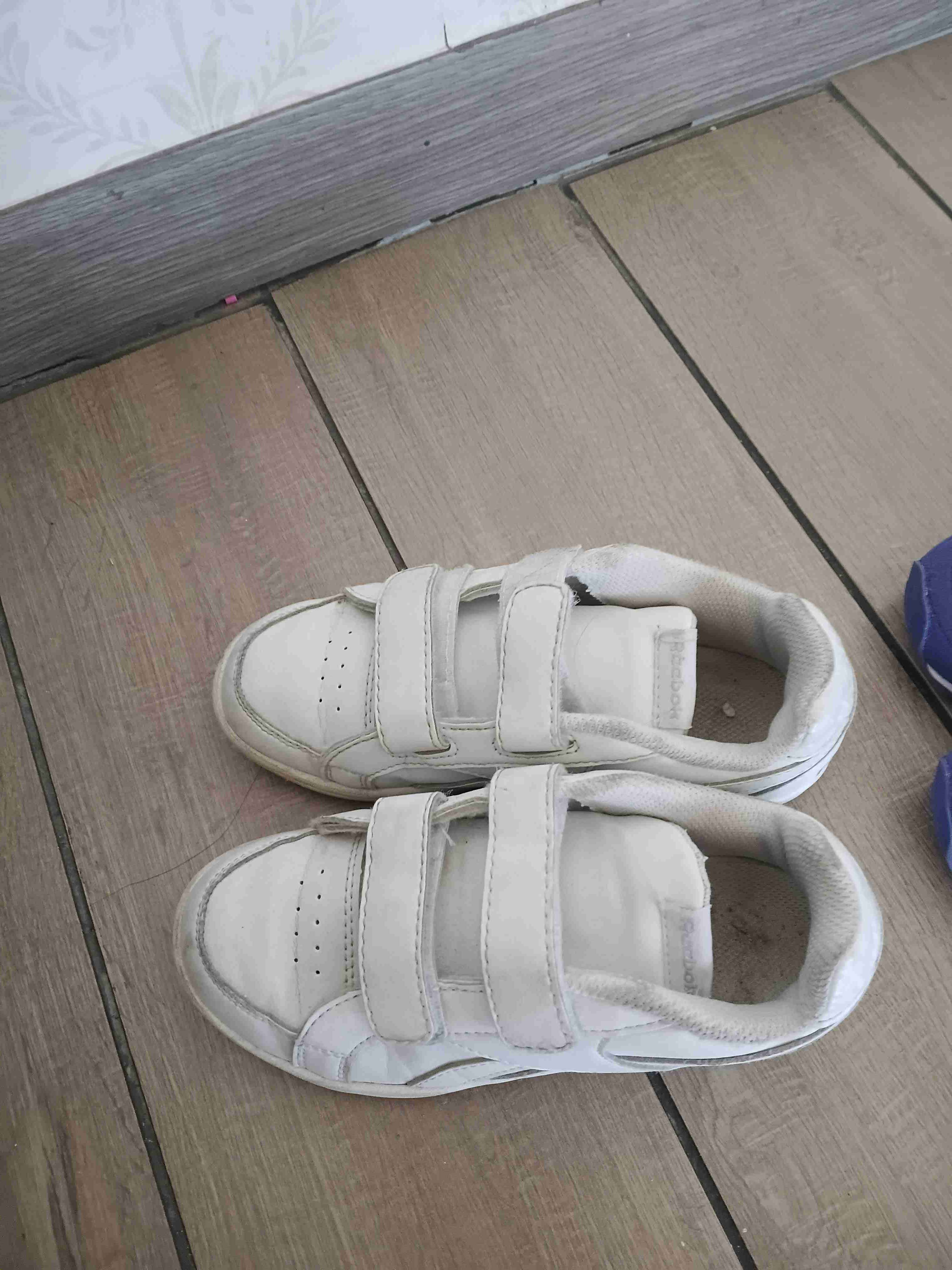 Zapatillas blancas con velcro