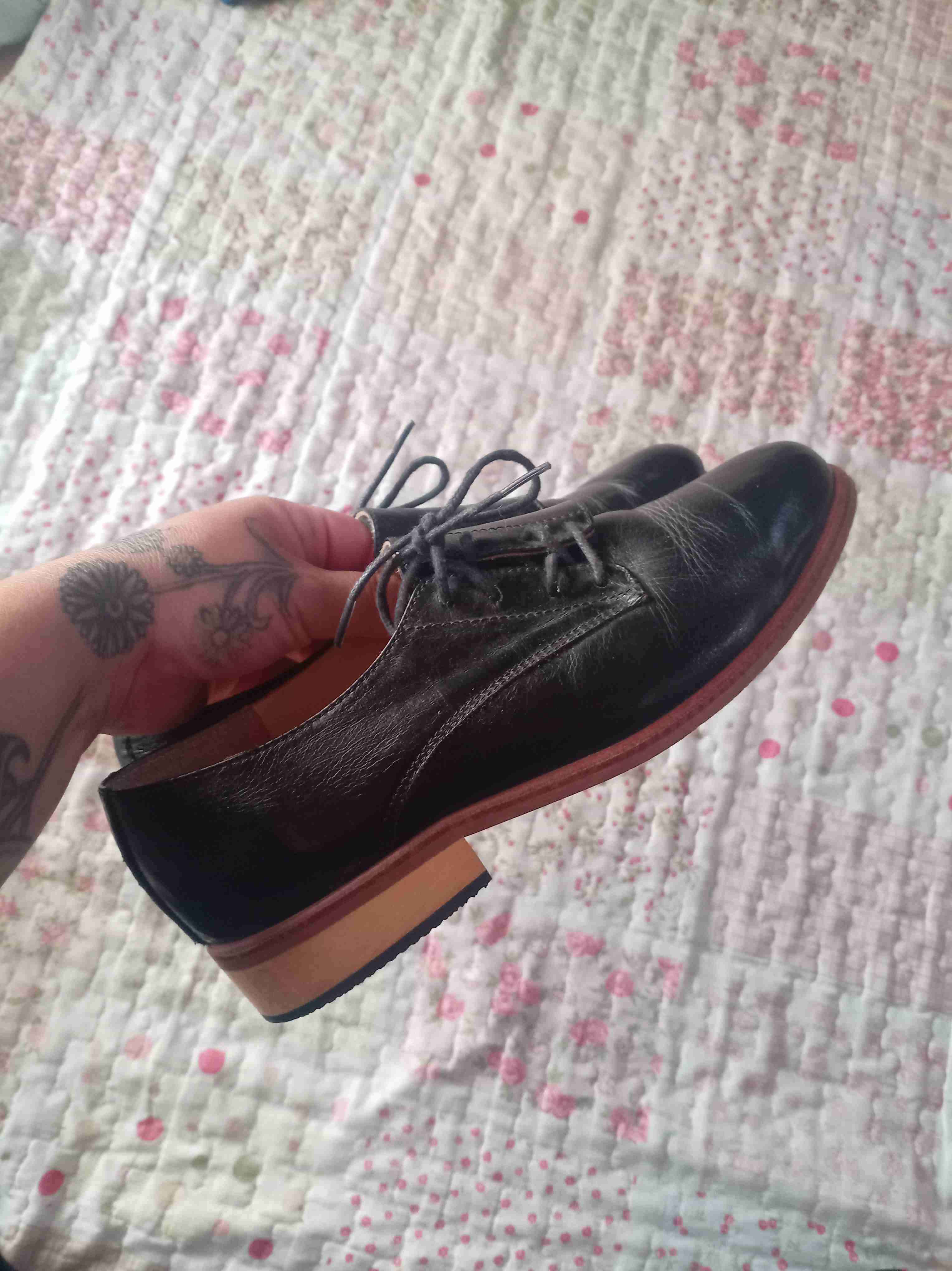 Zapatos de cuero negro y madera - miniatura 1