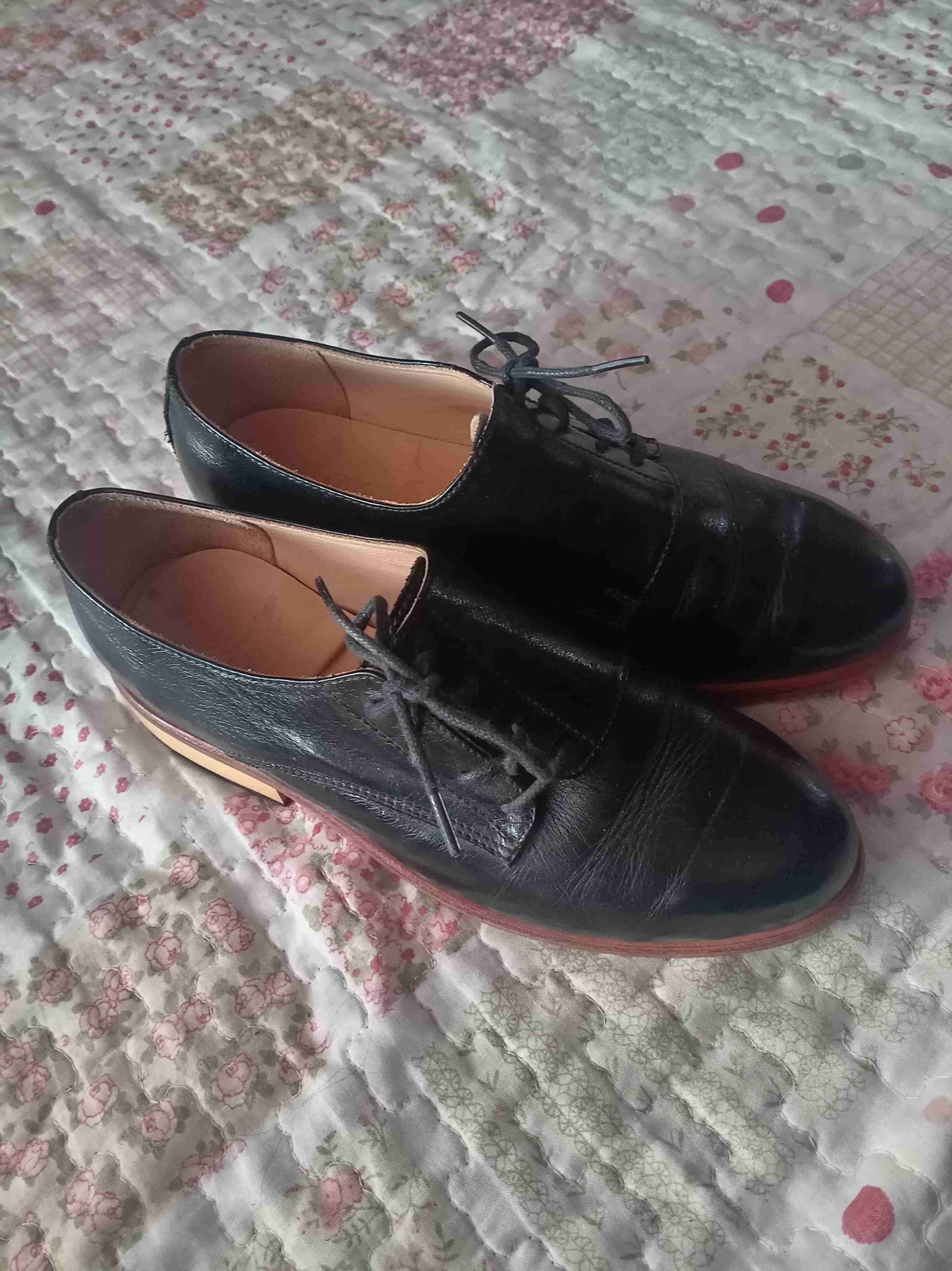 Zapatos de cuero negro y madera - miniatura 2