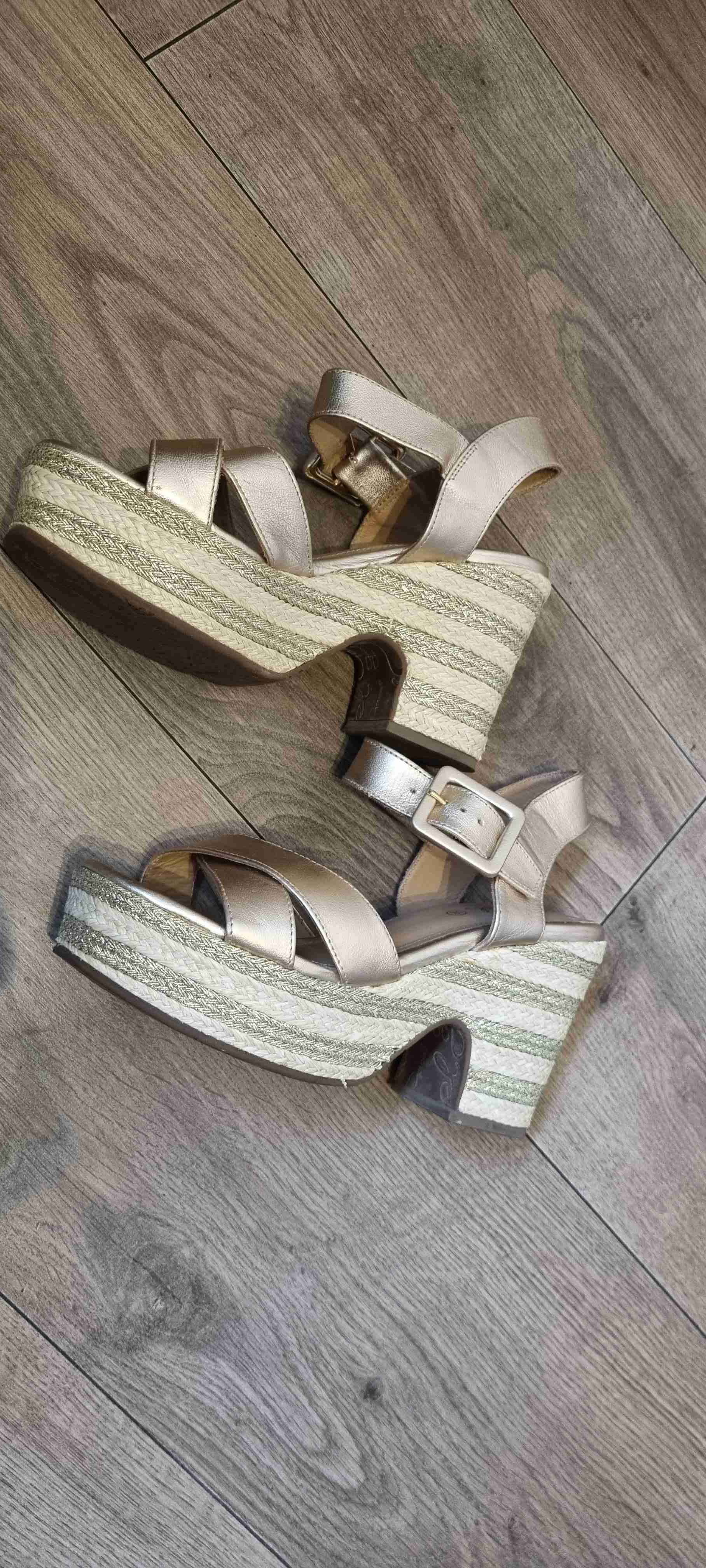 Sandalias cruzadas doradas - miniatura 3