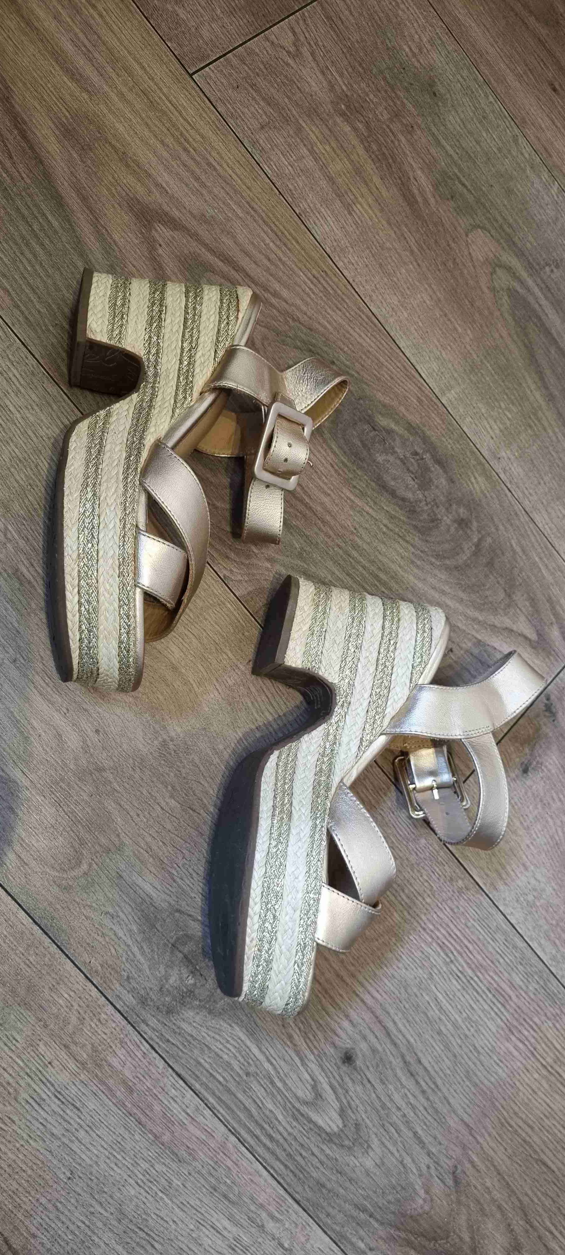 Sandalias cruzadas doradas - miniatura 4