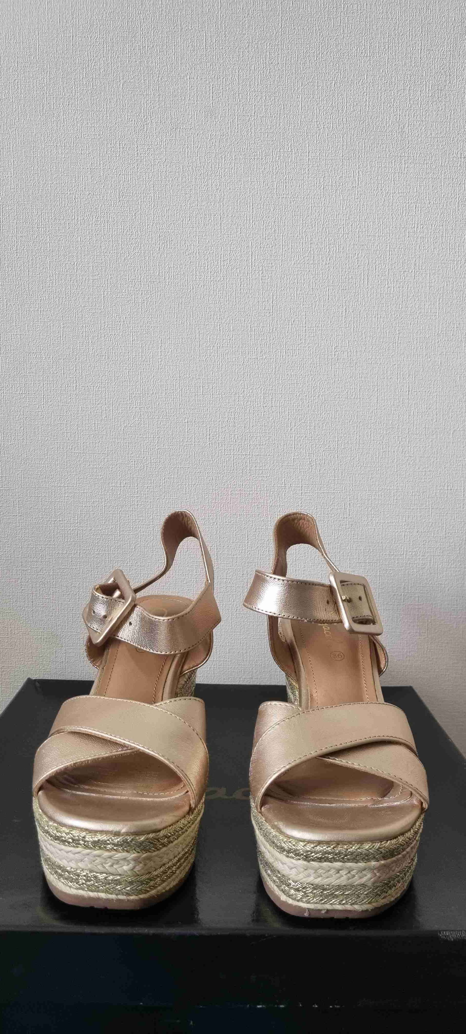 Sandalias cruzadas doradas - miniatura 5