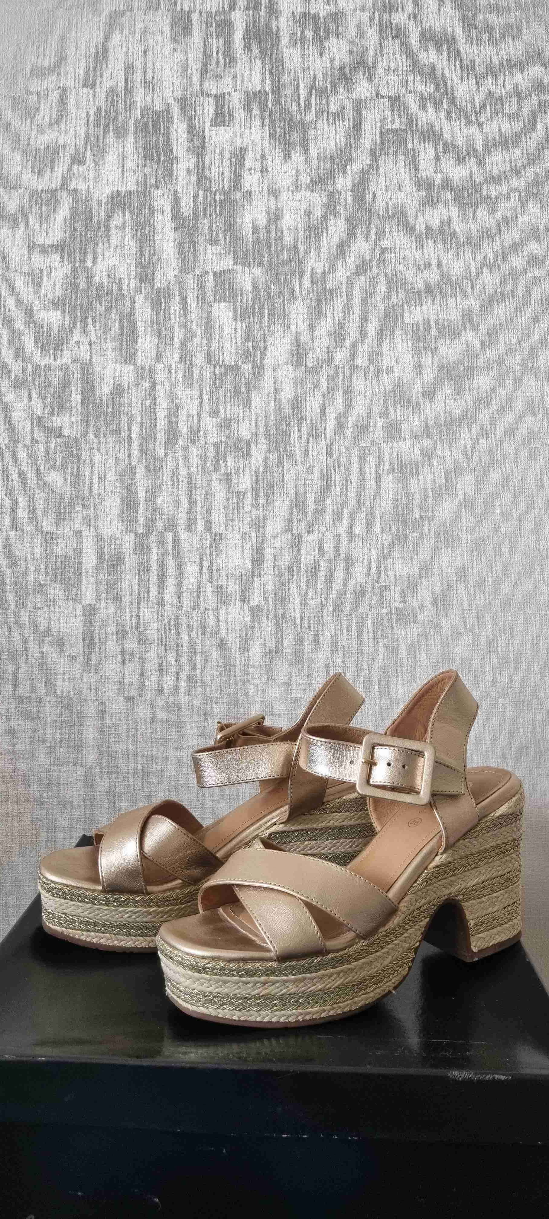 Sandalias cruzadas doradas - miniatura 6