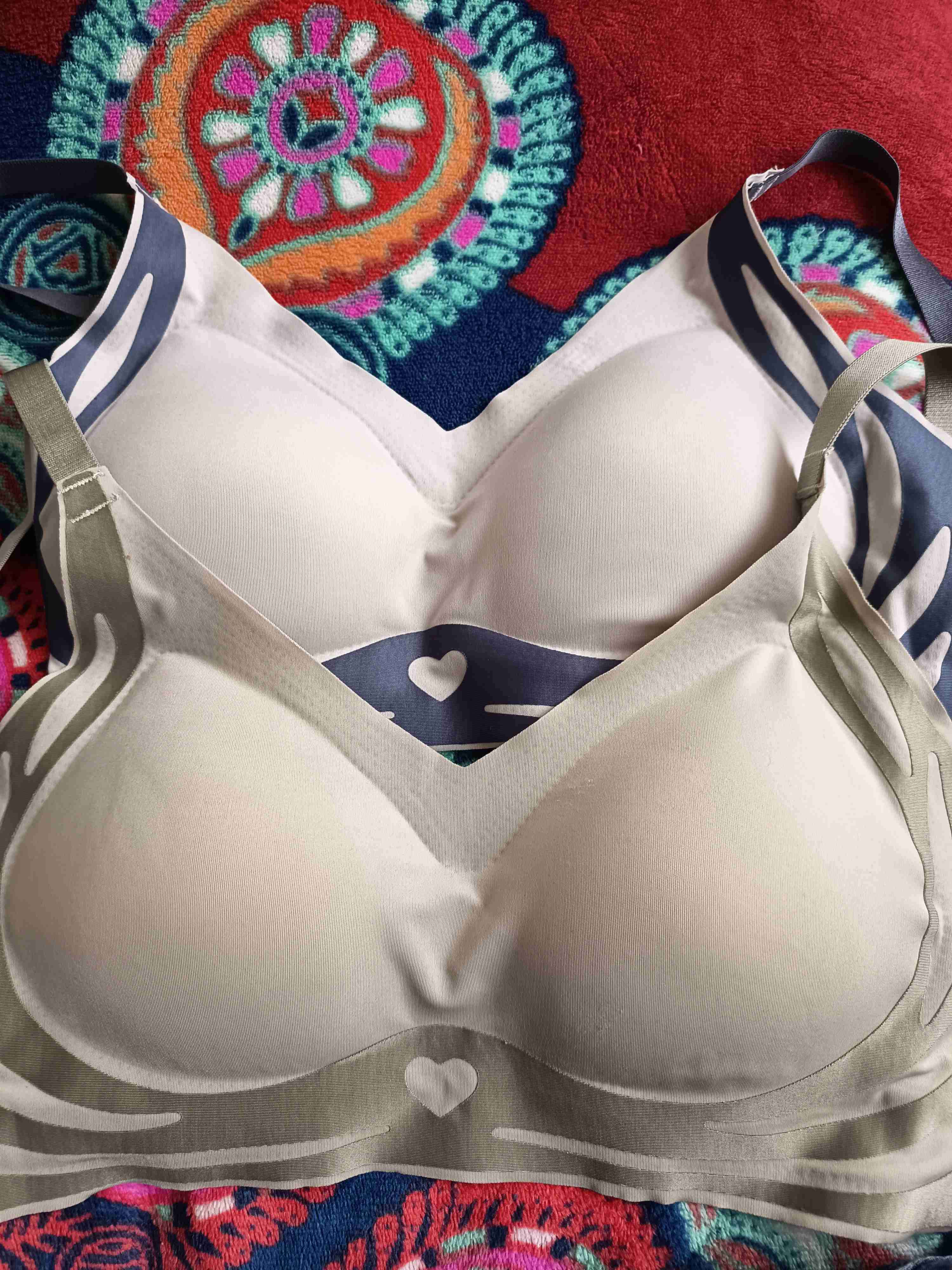 Sostenes beige con diseño de corazones