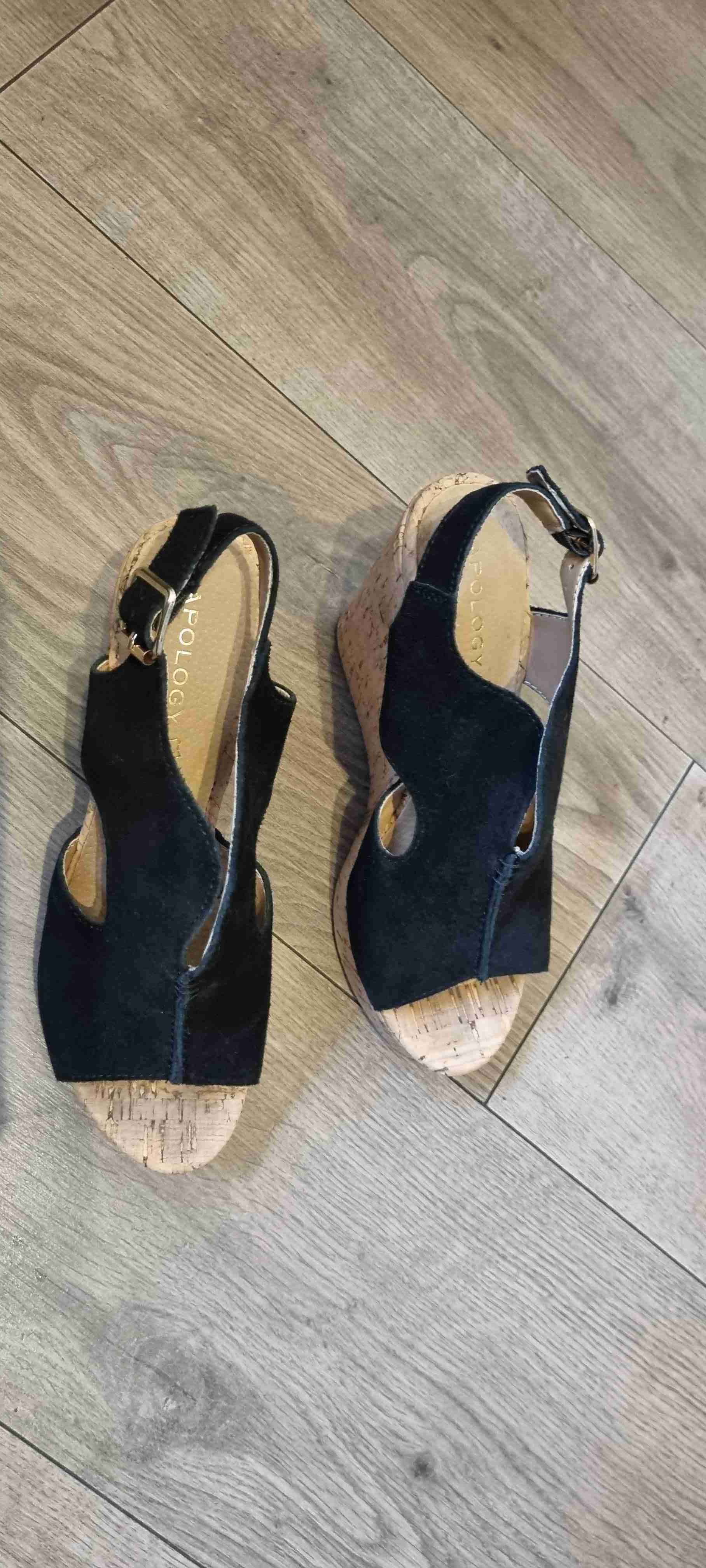 Sandalias negras con plataforma de corcho