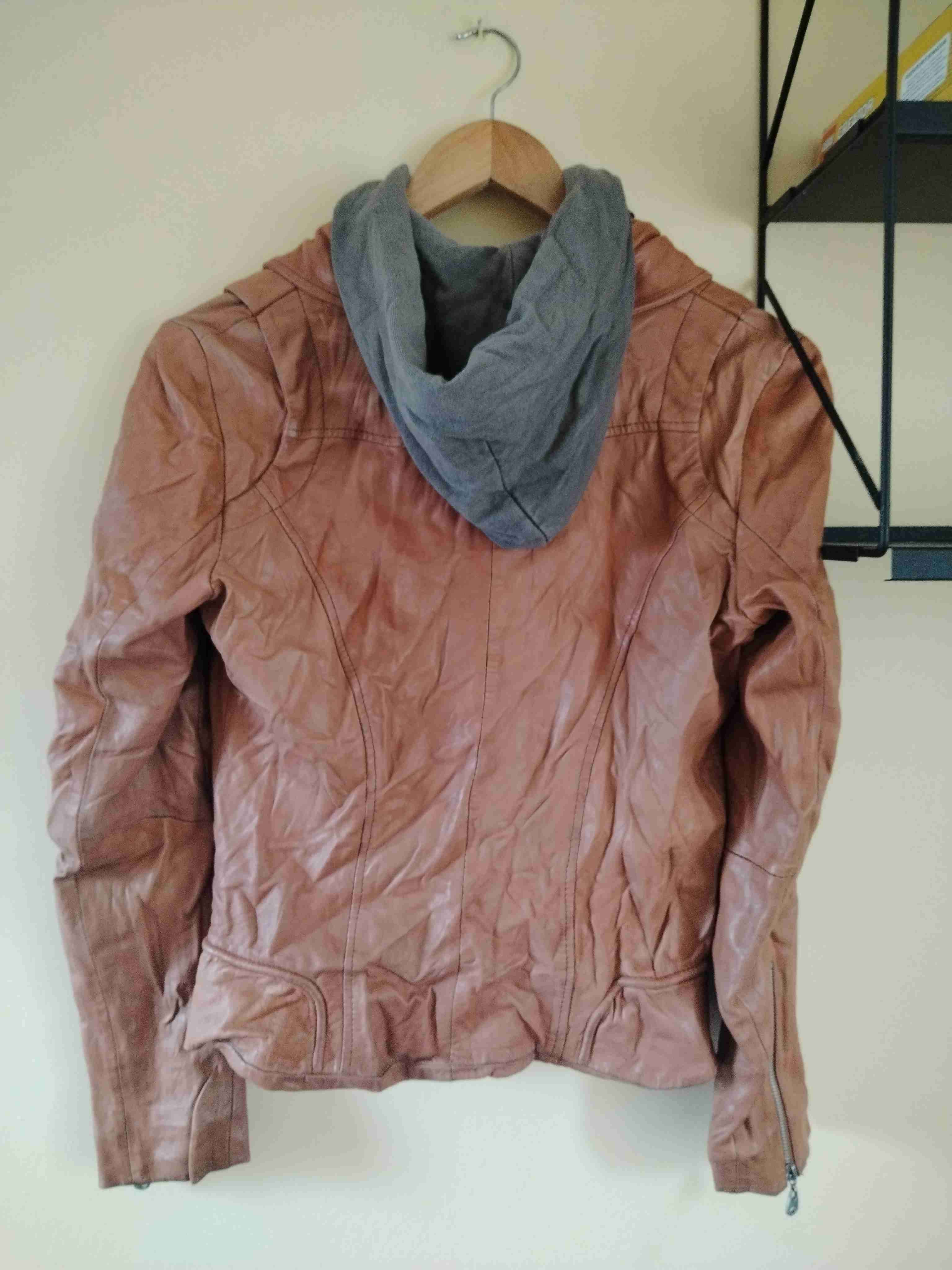 Chaqueta café con capucha - miniatura 2