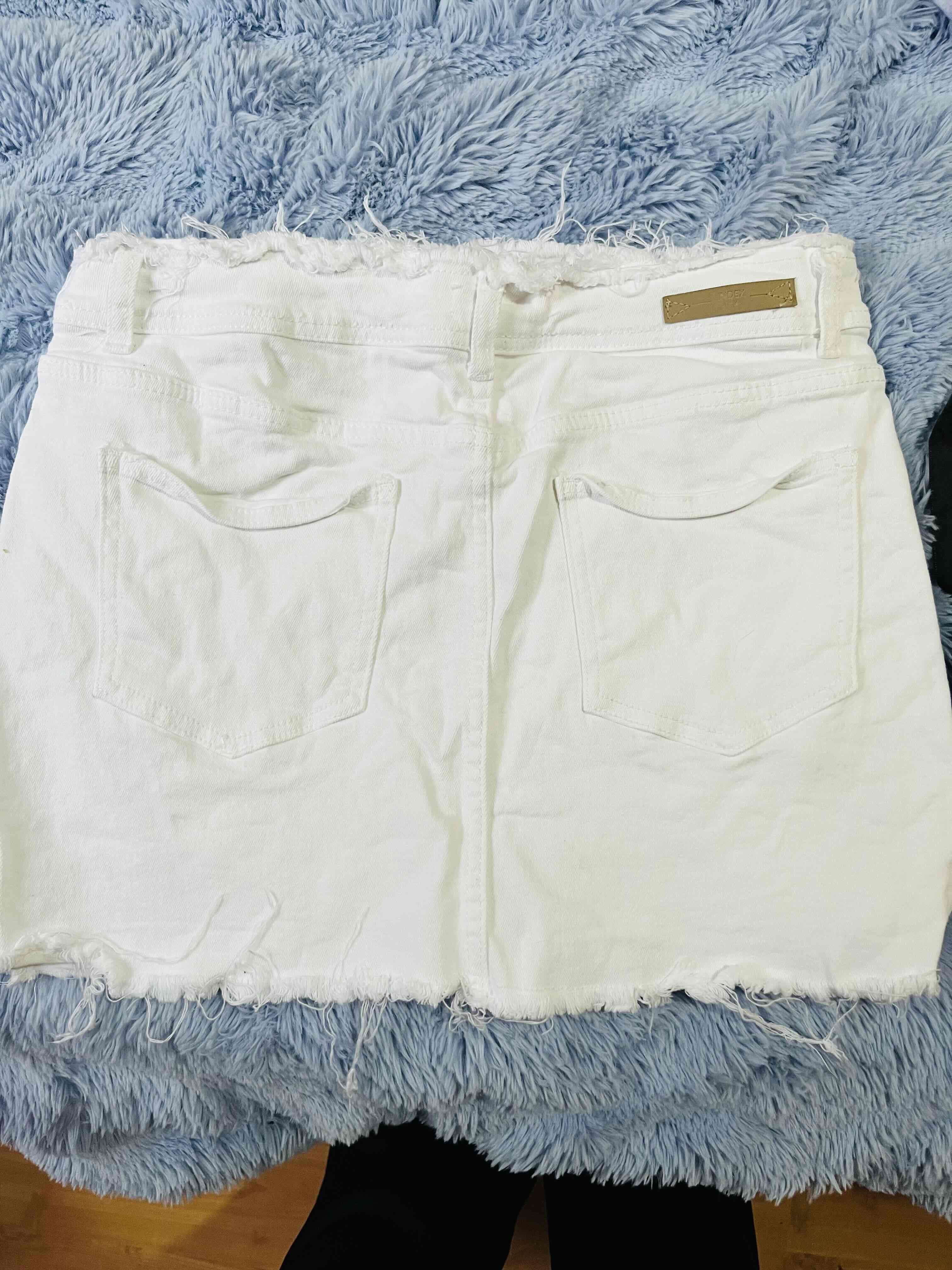 Falda corta blanca desflecada - miniatura 2