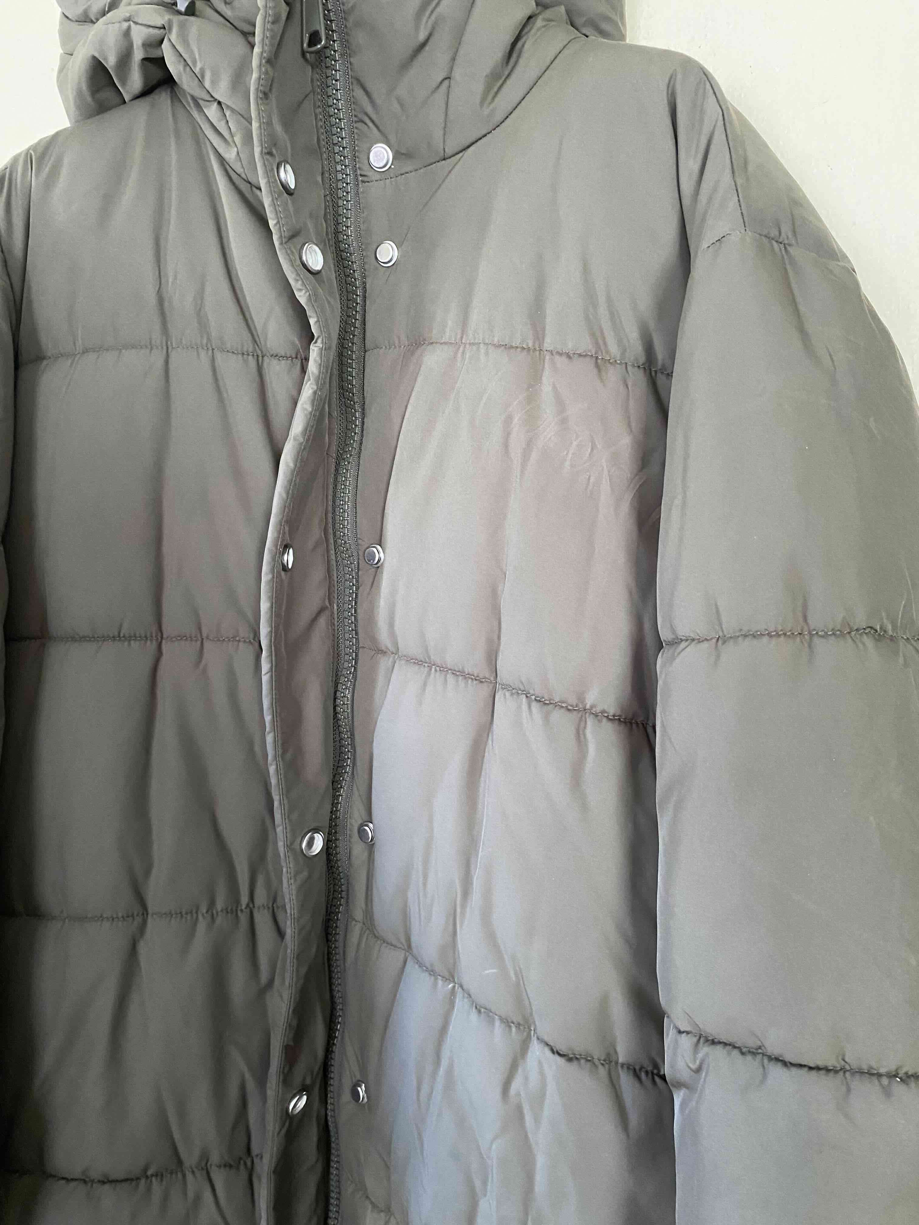 Abrigo acolchado verde musgo con capucha - miniatura 2