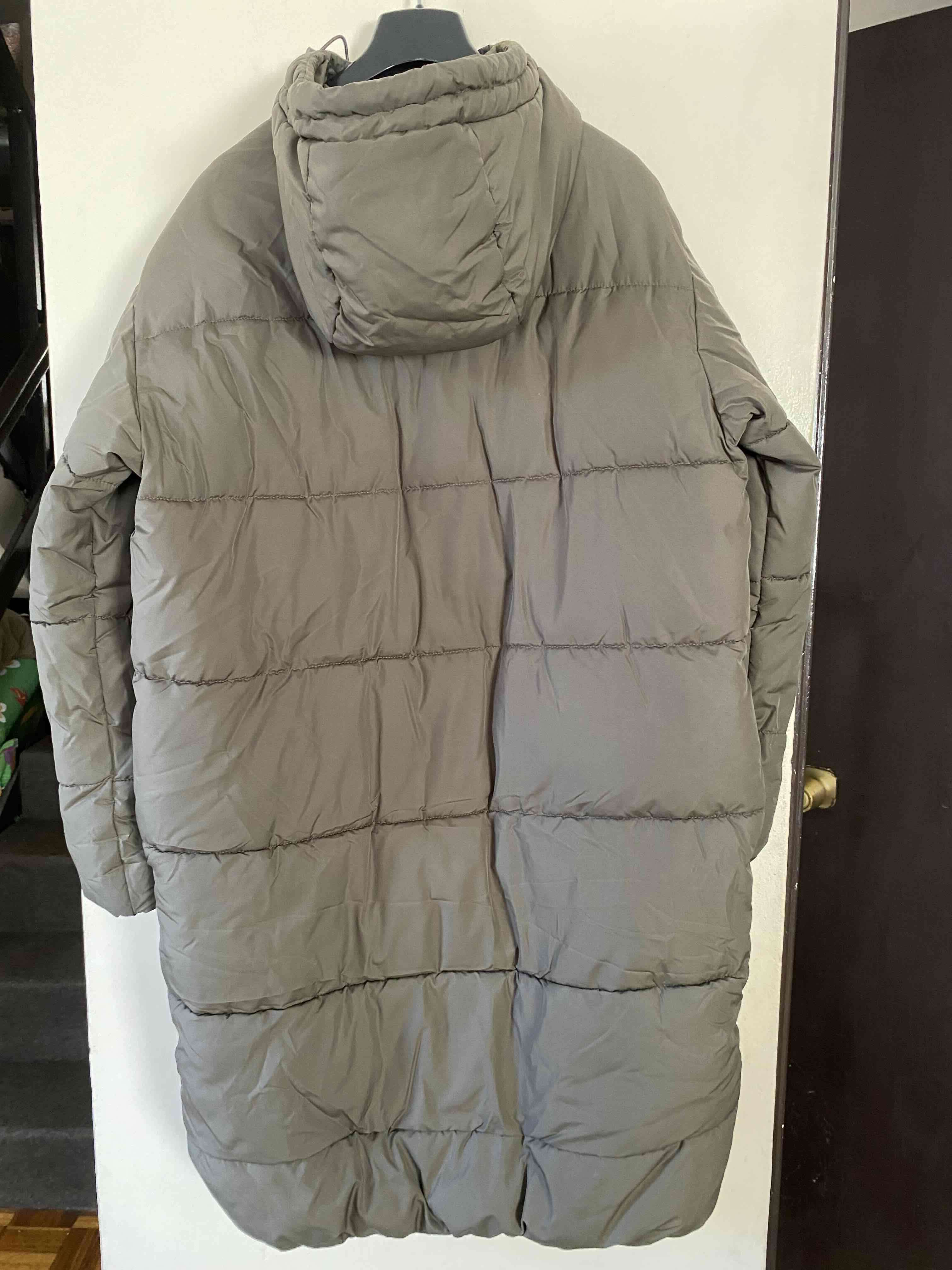 Abrigo acolchado verde musgo con capucha - miniatura 3