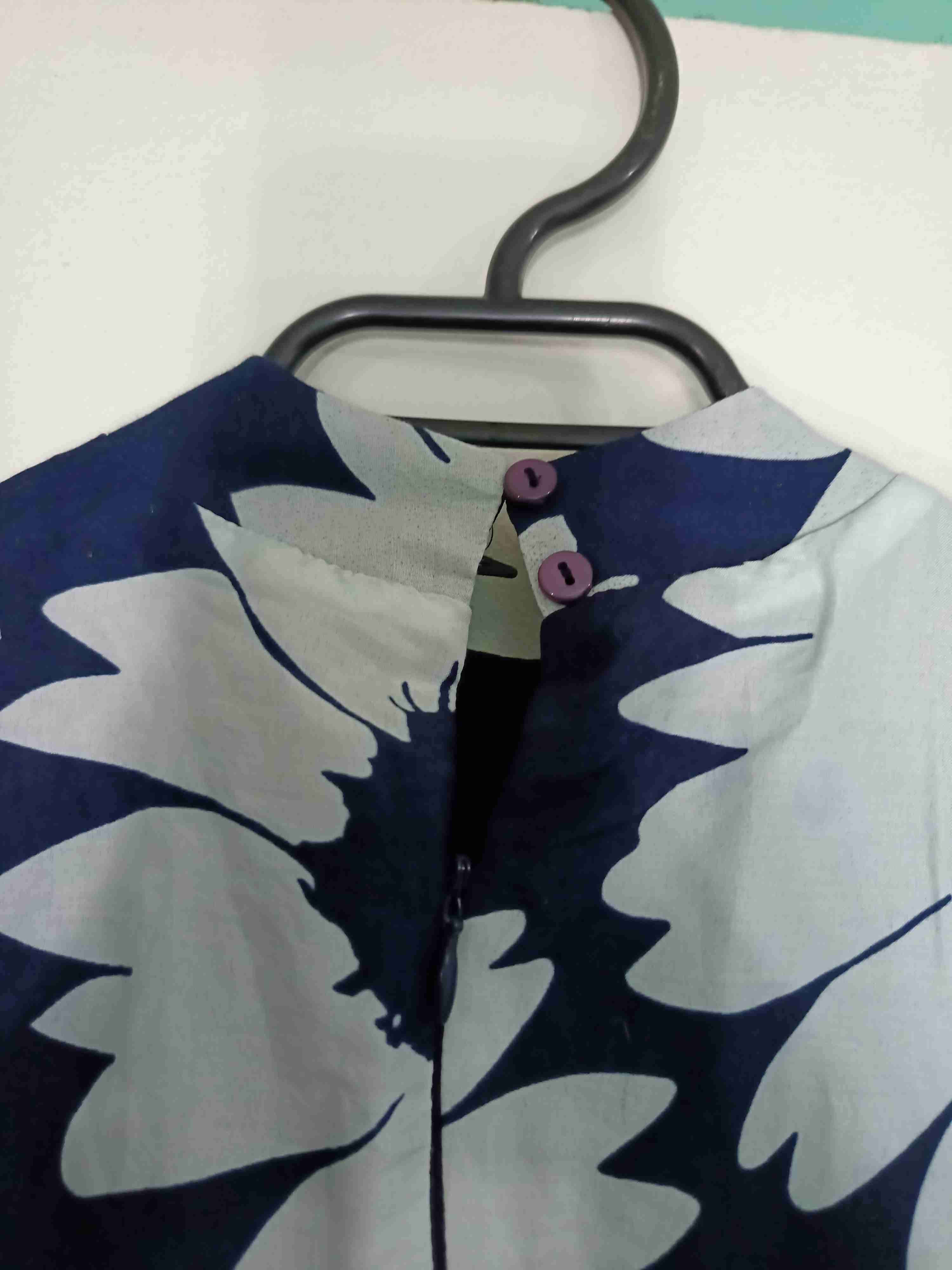 Vestido floreado azul y blanco - miniatura 2