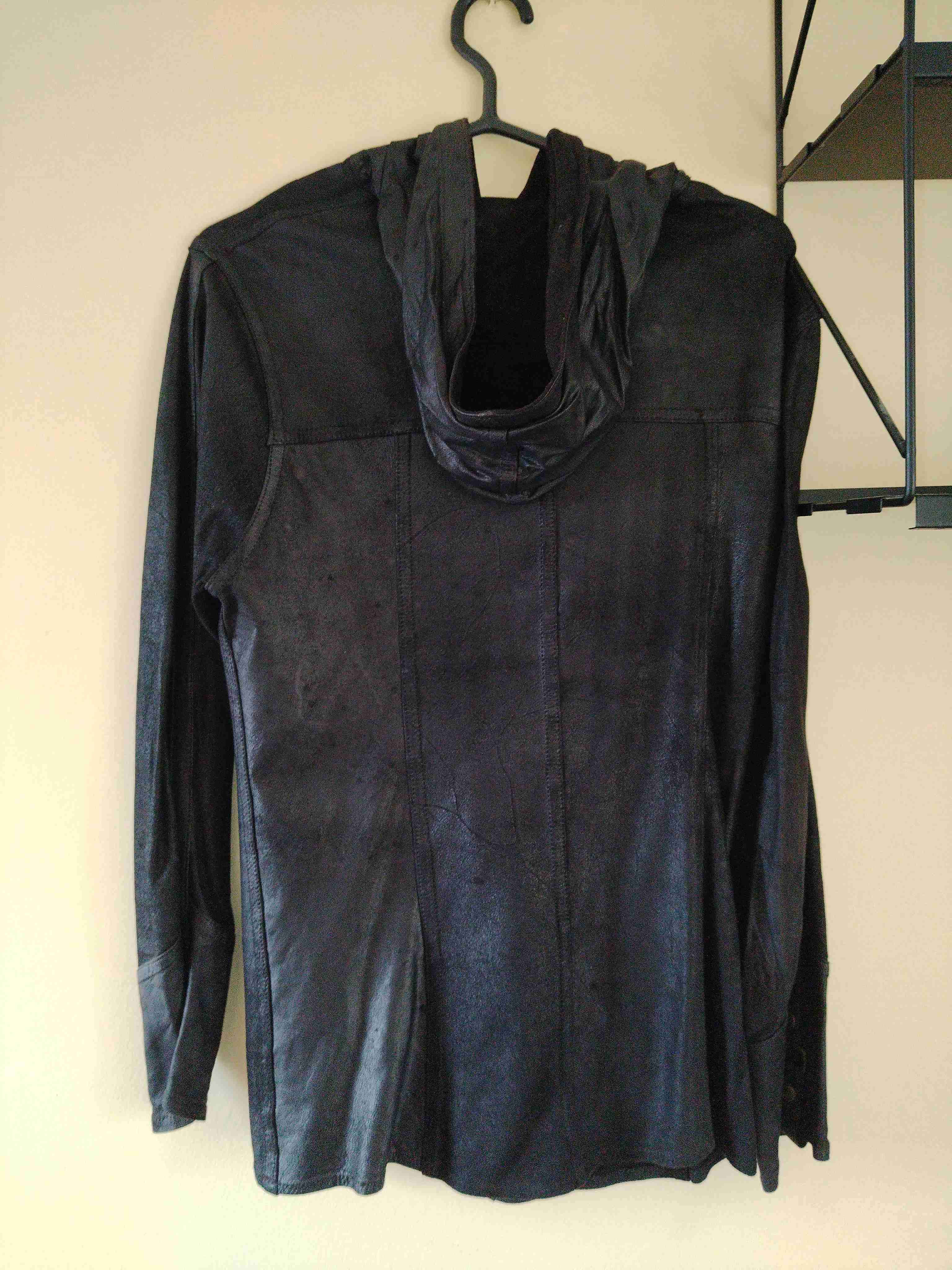 Chaqueta negra cuero con capucha - miniatura 2