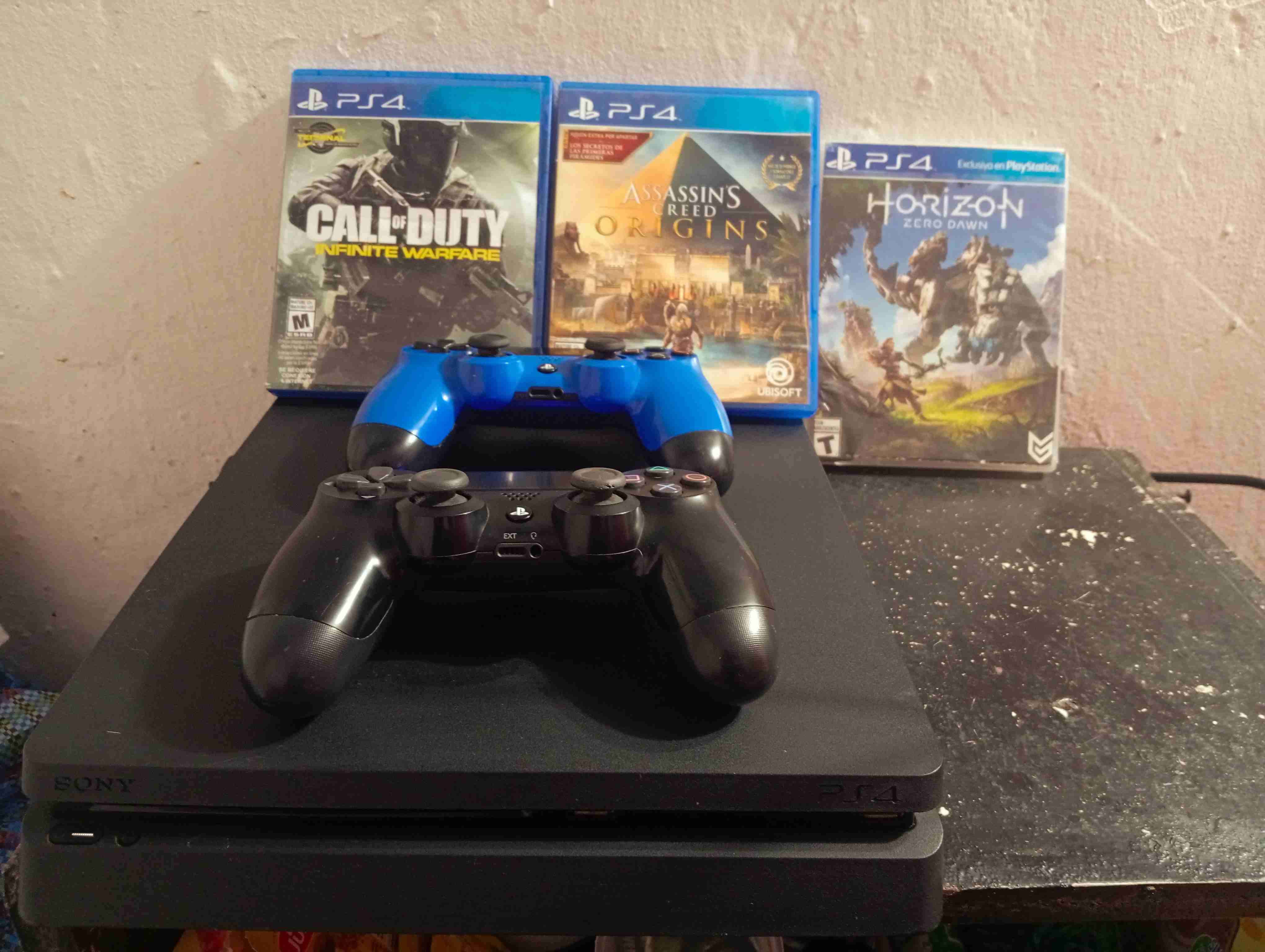 Consola PS4 con juegos y controles - miniatura 1