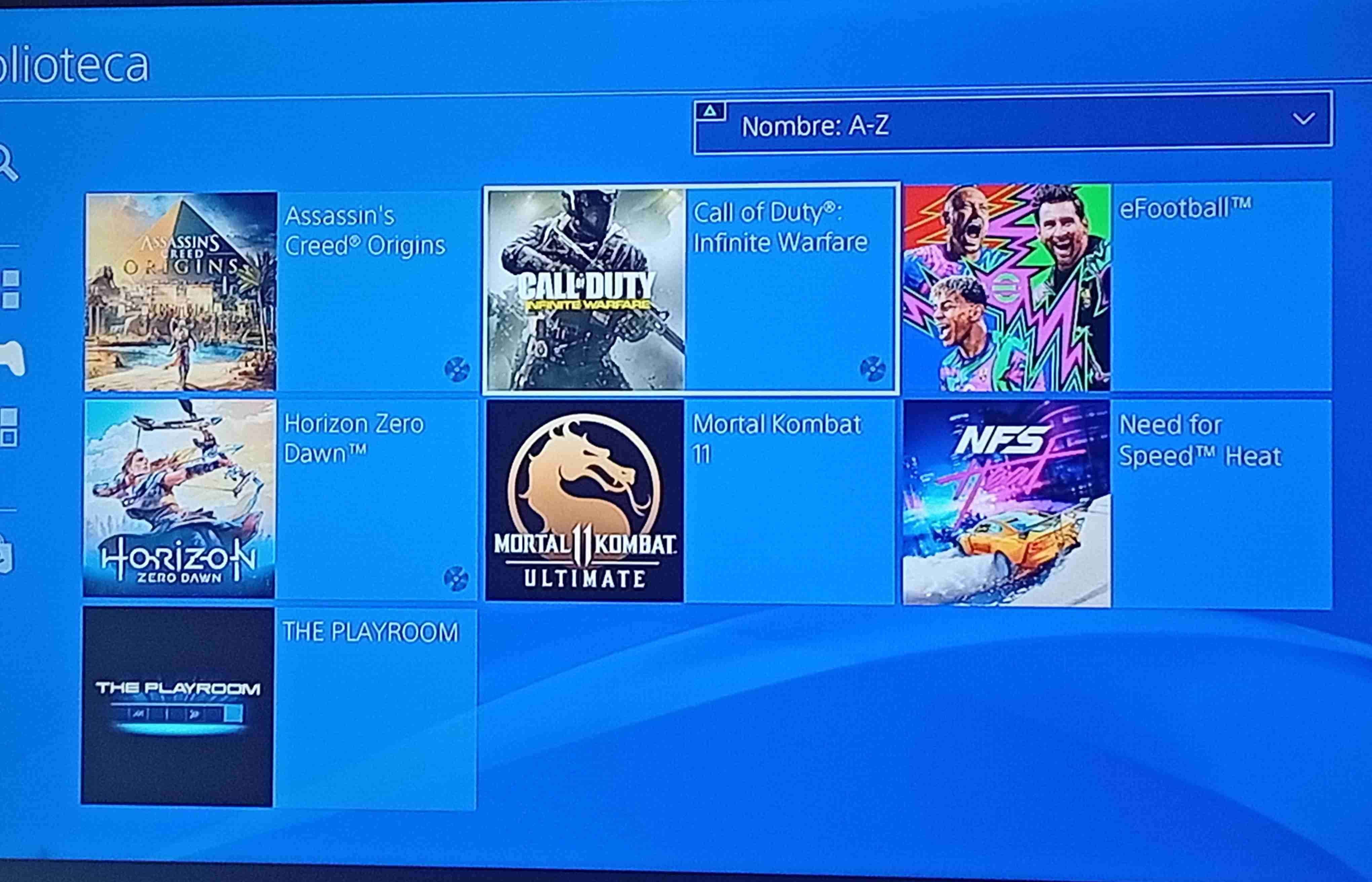 Consola PS4 con juegos y controles - miniatura 2