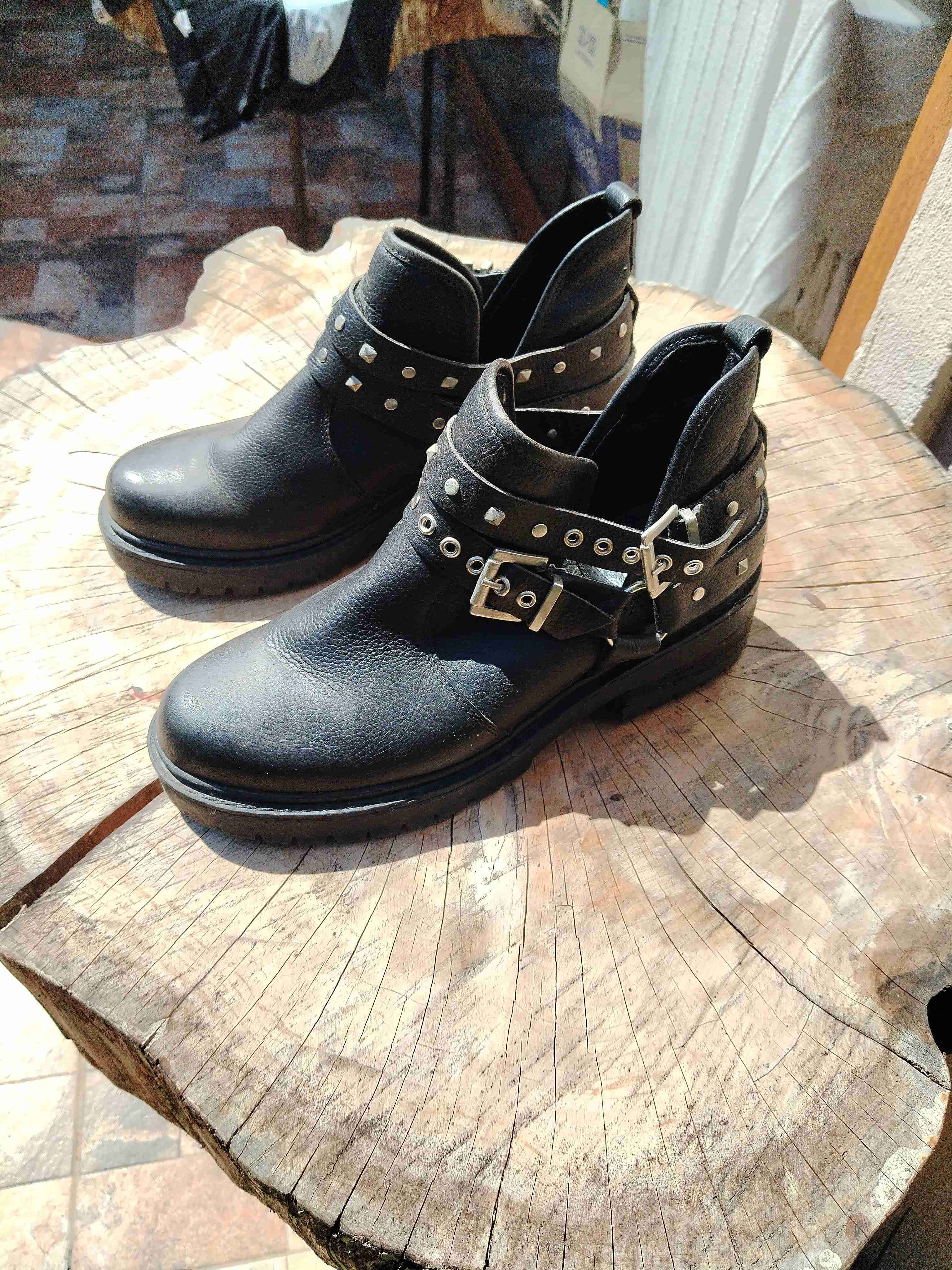 Botines negros con tachas - 1