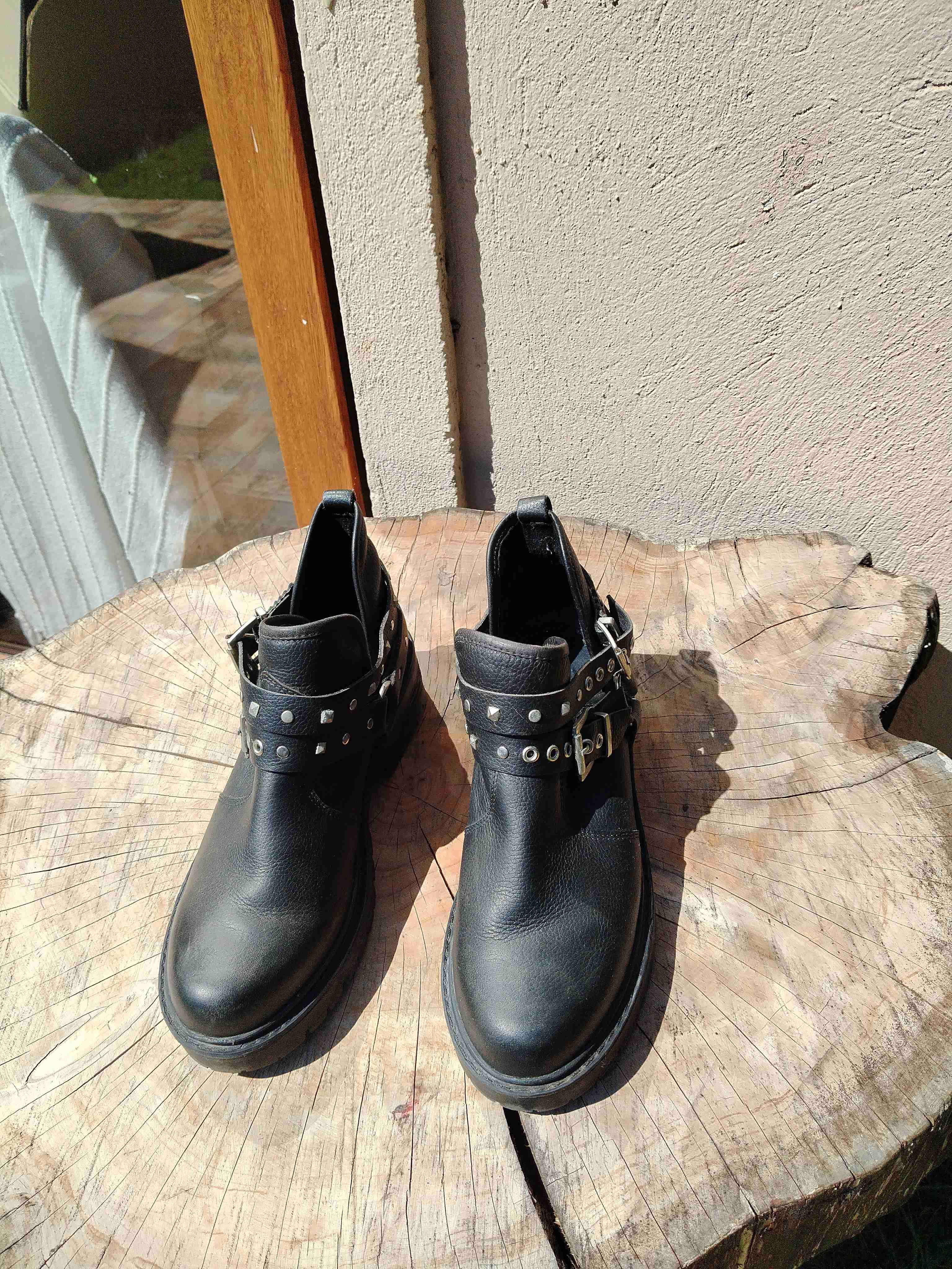 Botines negros con tachas - 2