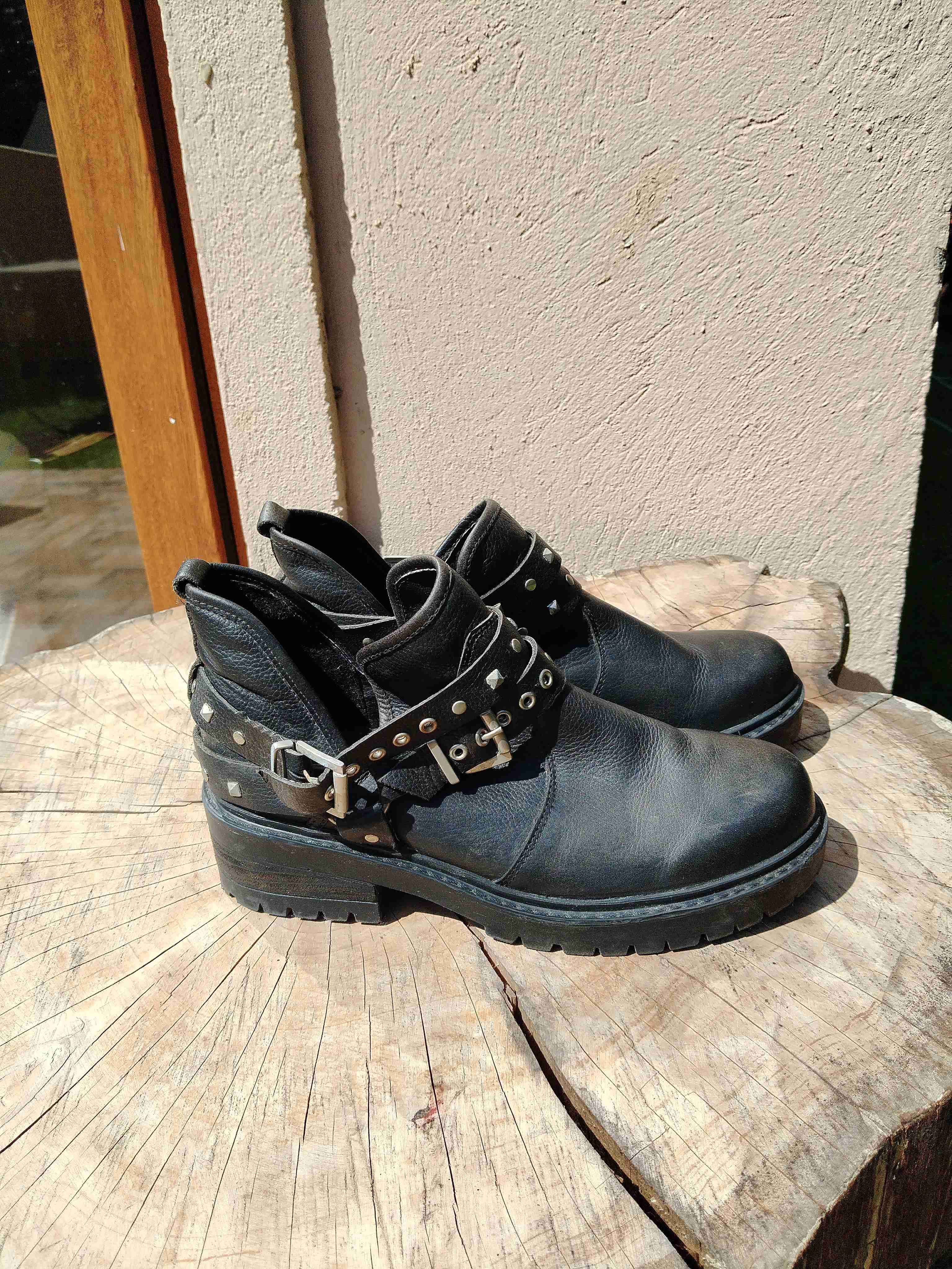 Botines negros con tachas - 4