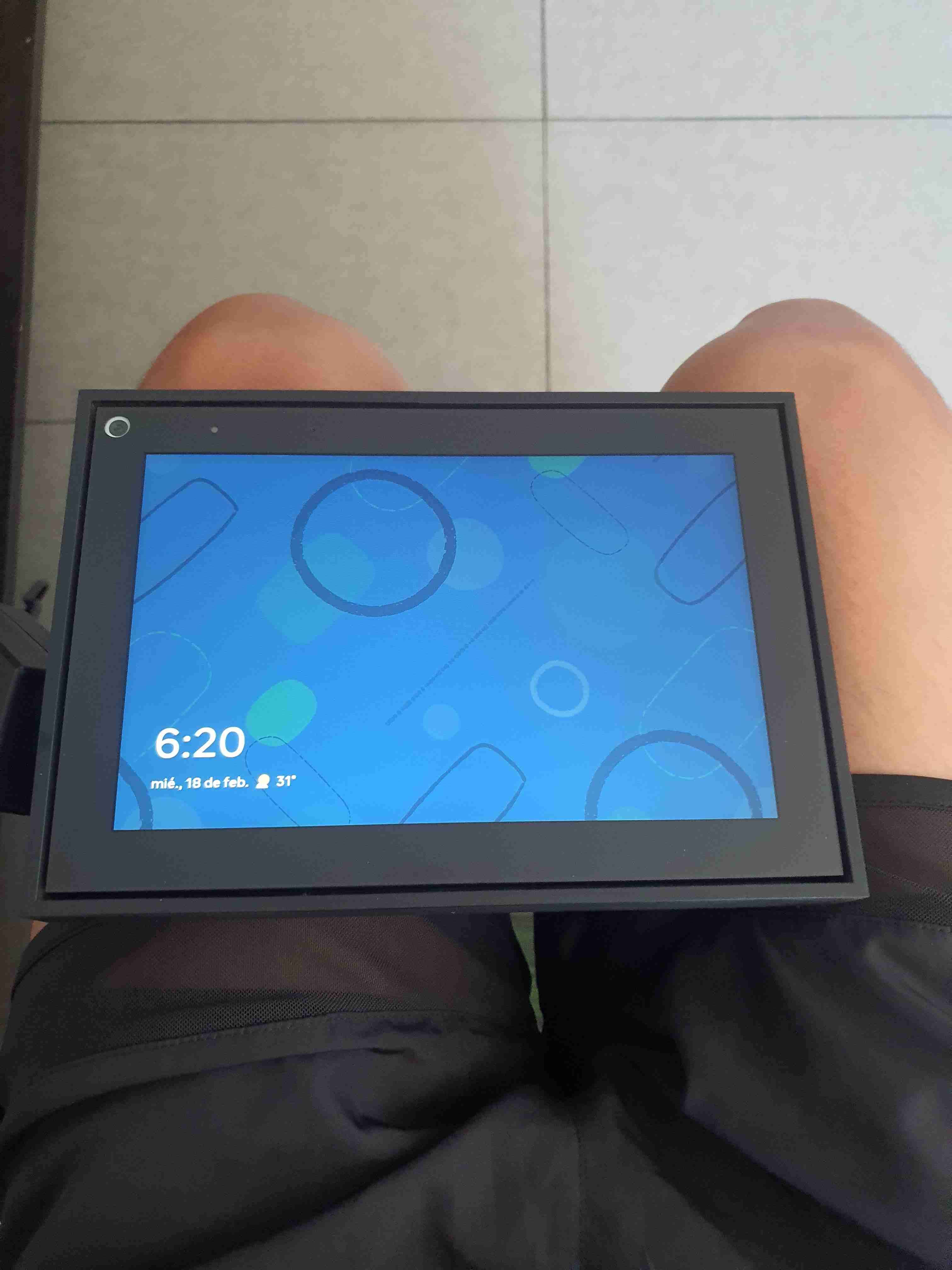 Pantalla inteligente con marco negro - miniatura 1