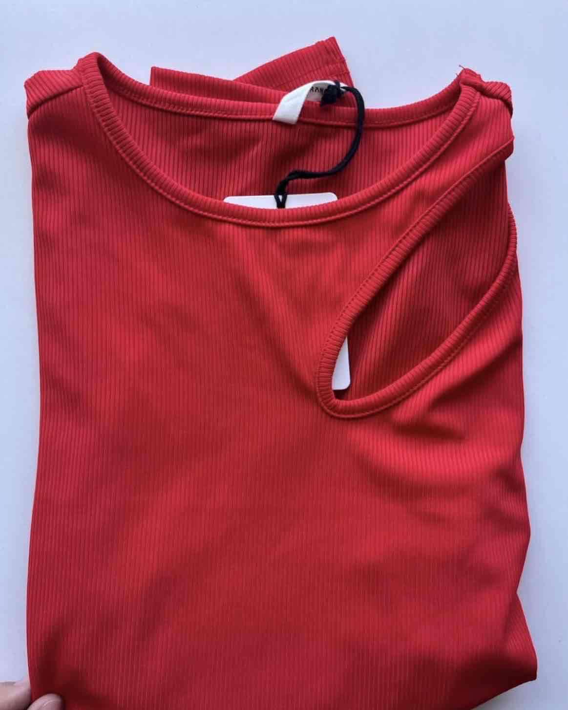 Top asimétrico rojo manga larga con etiqueta. - miniatura 2