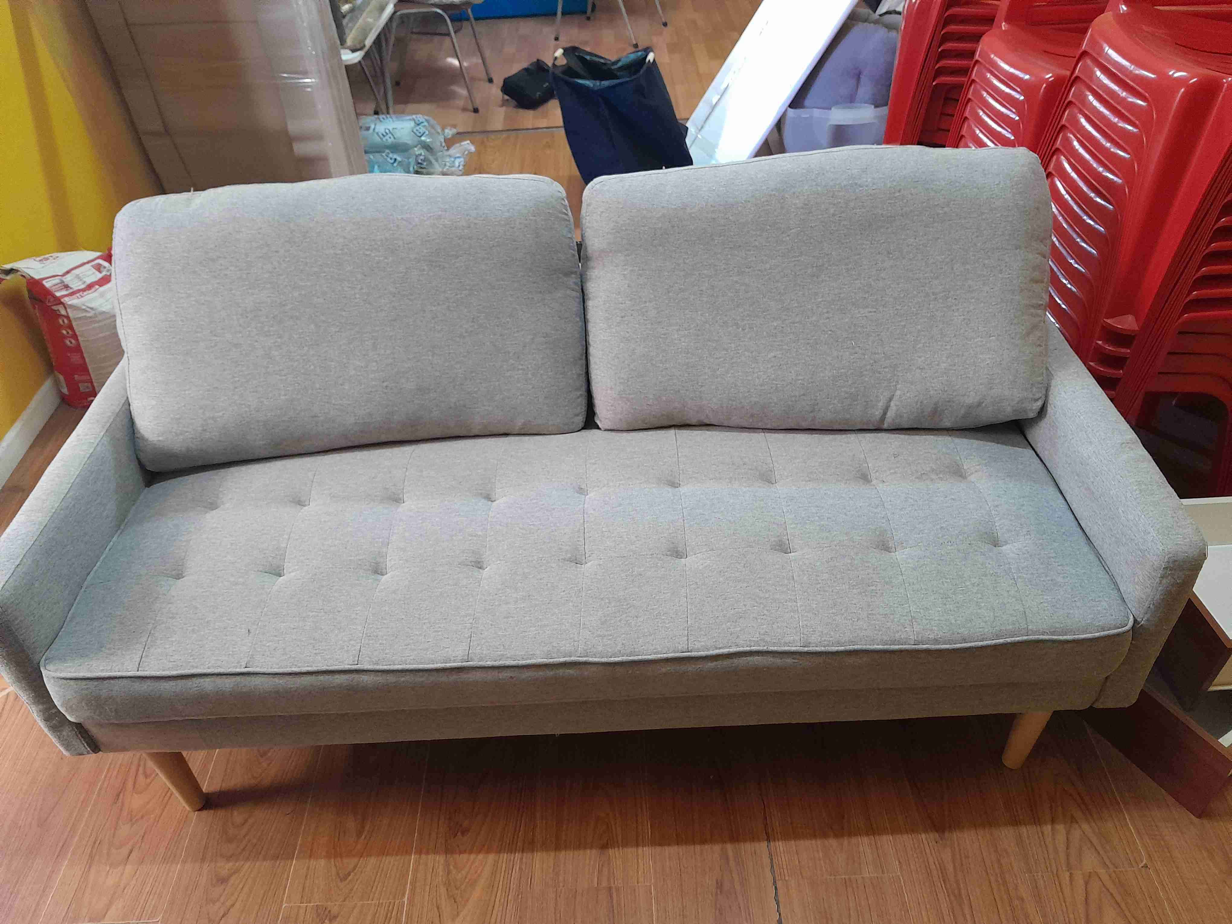 Sofá gris moderno - miniatura 2