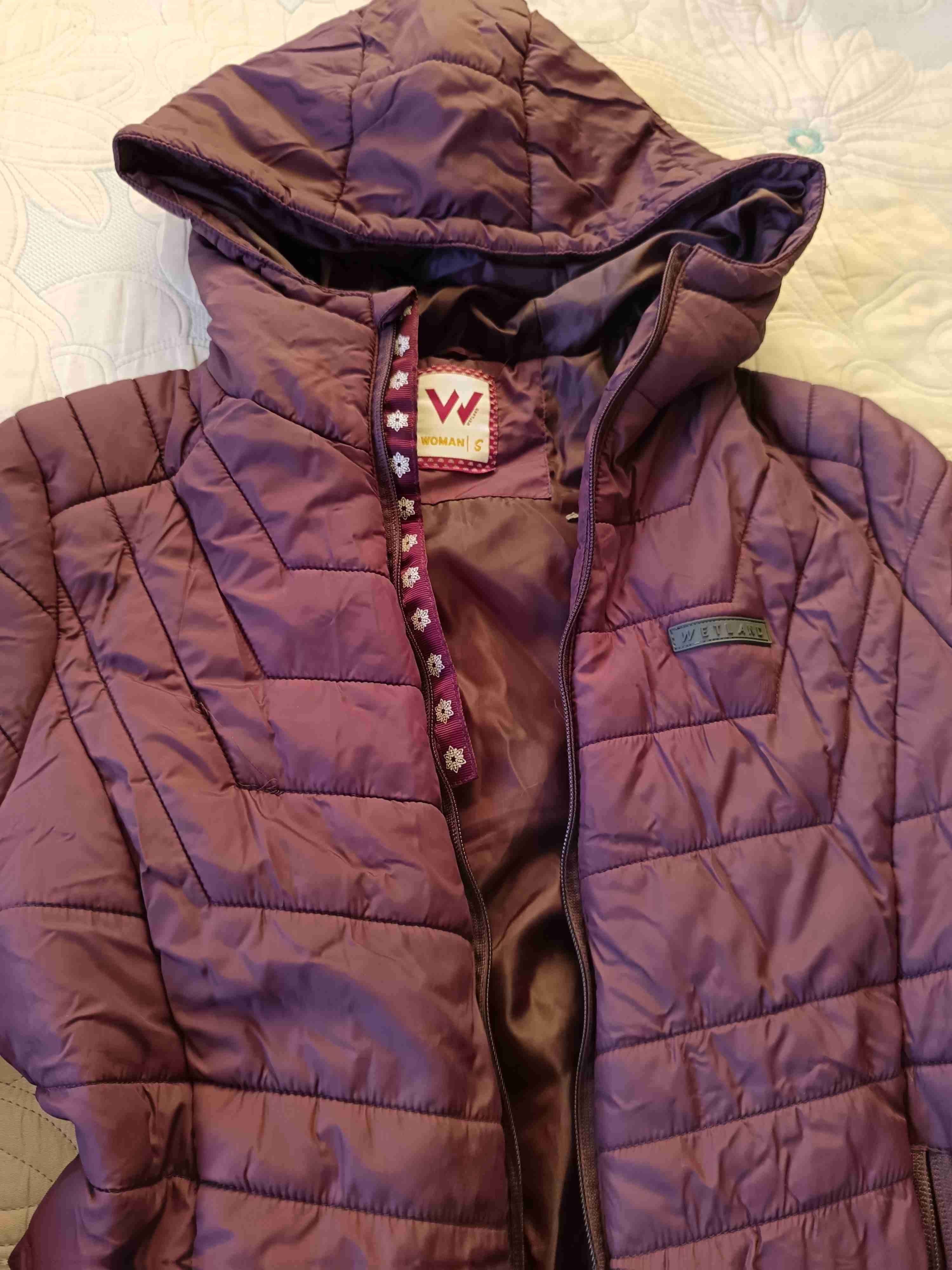 Chaqueta acolchada burdeos con capucha - miniatura 2