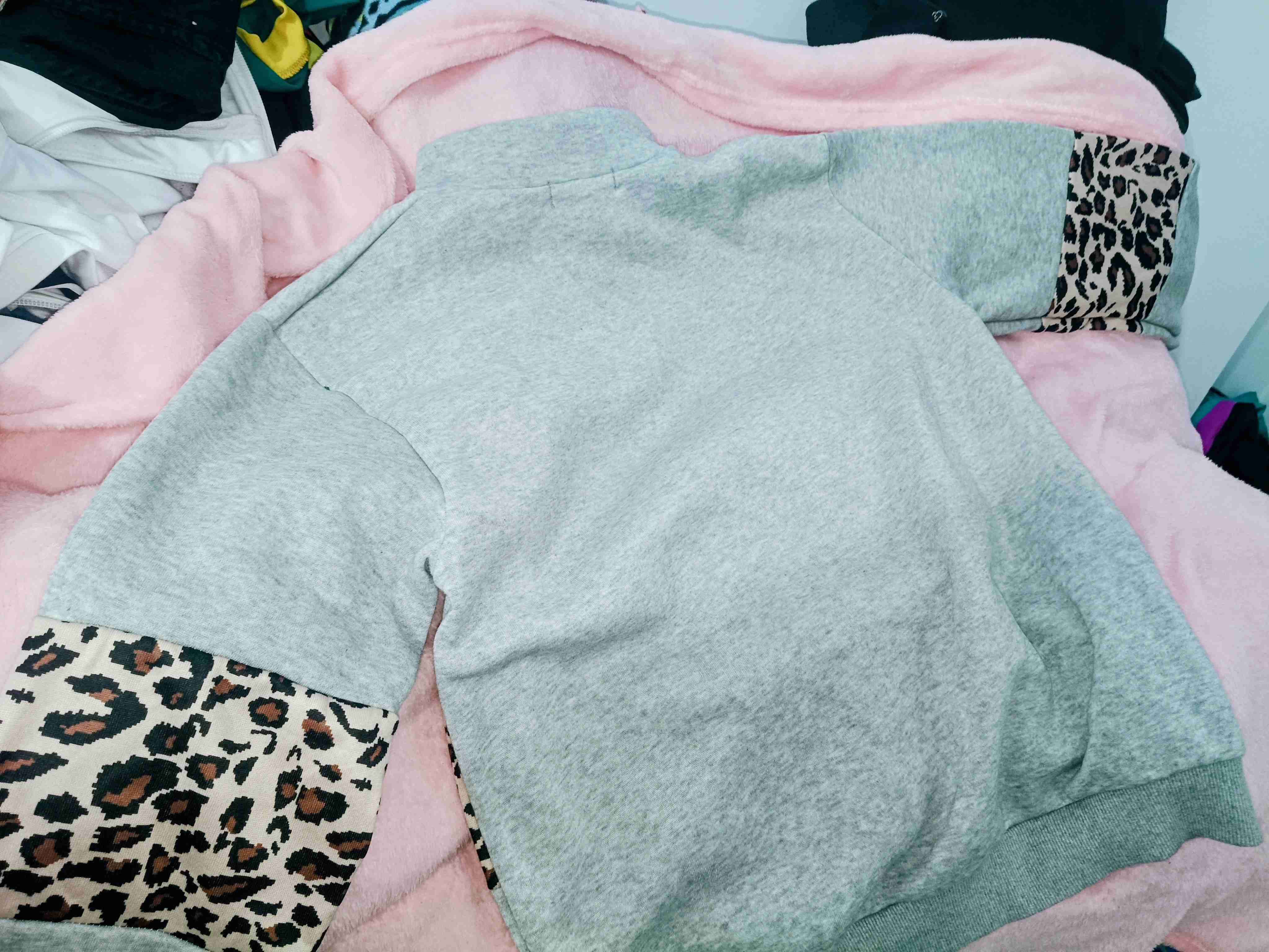 Polerón gris con estampado animal print - miniatura 2