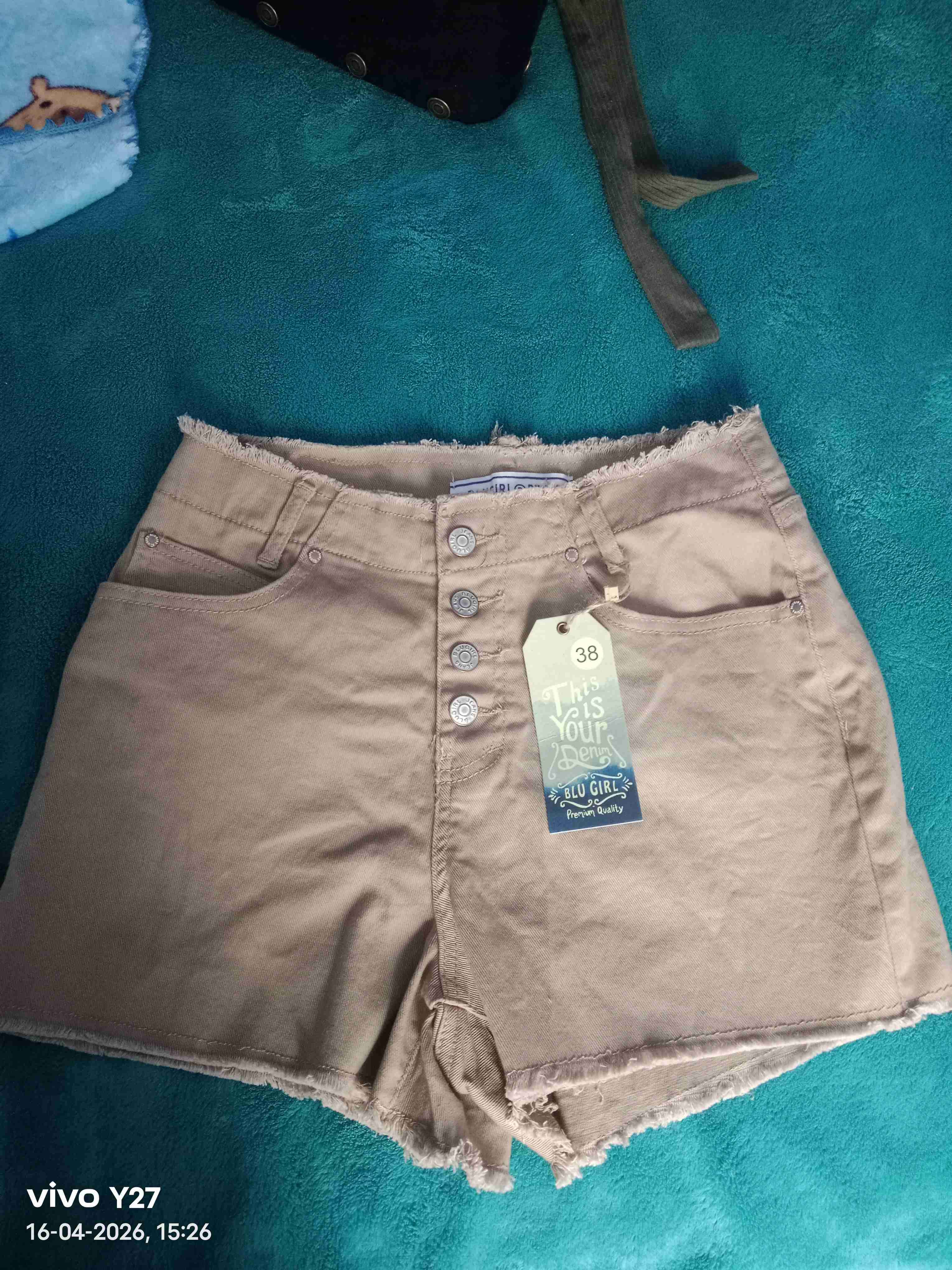 Shorts beige con botones, talle 38 - miniatura 1