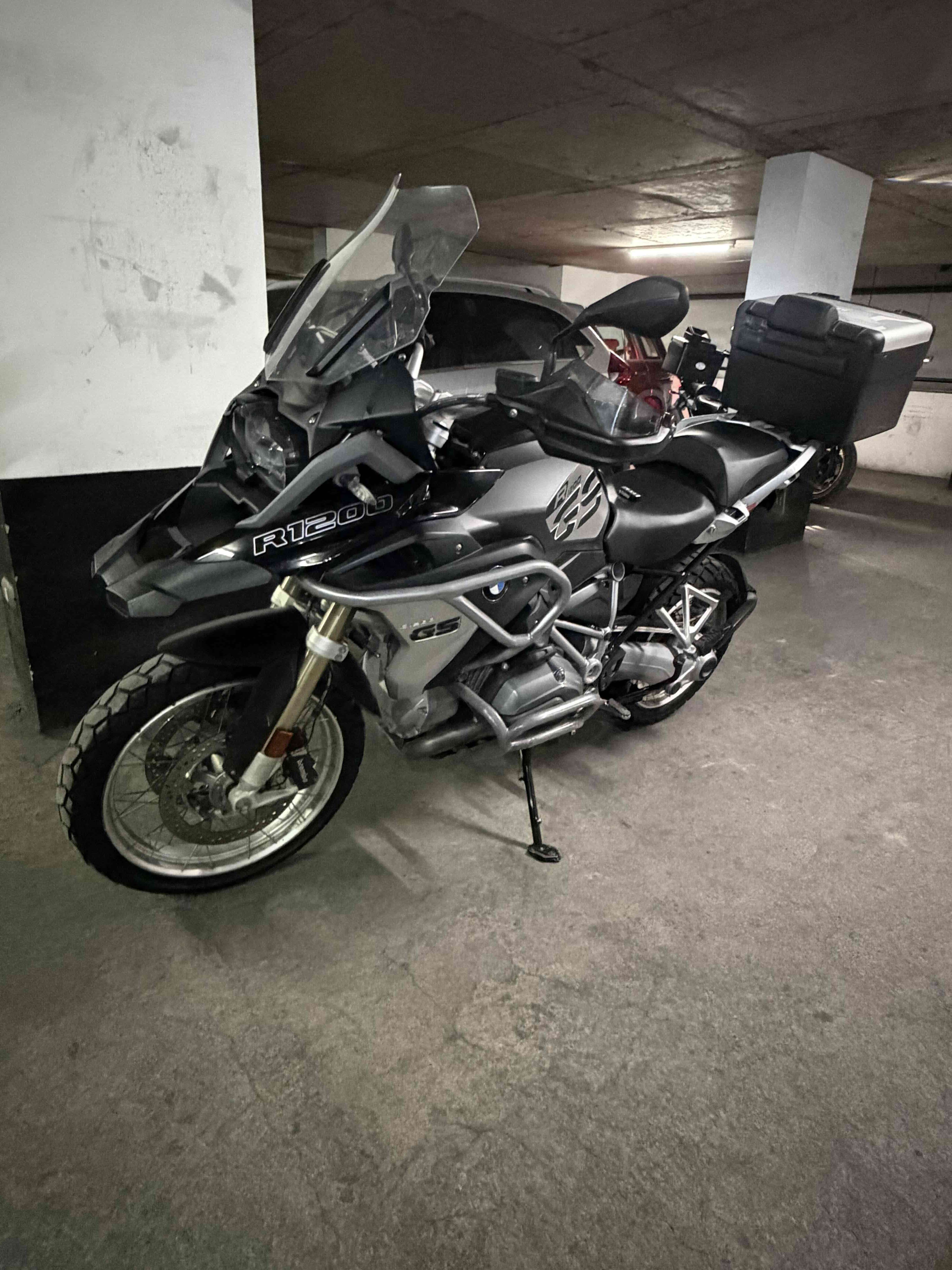 Moto touring R1200 GS negra - miniatura 1