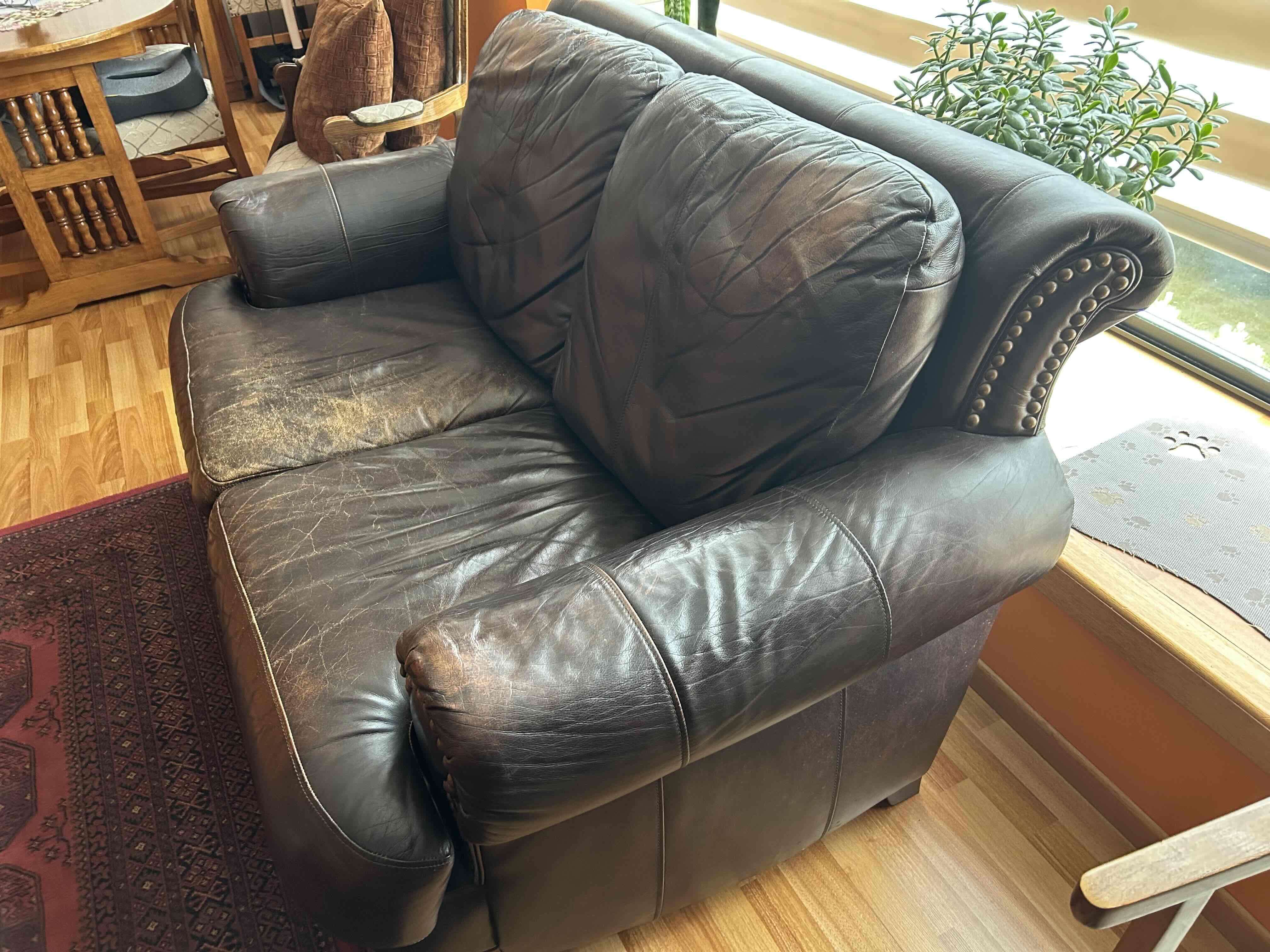 Sofá de cuero marrón oscuro 2 cuerpos - miniatura 2