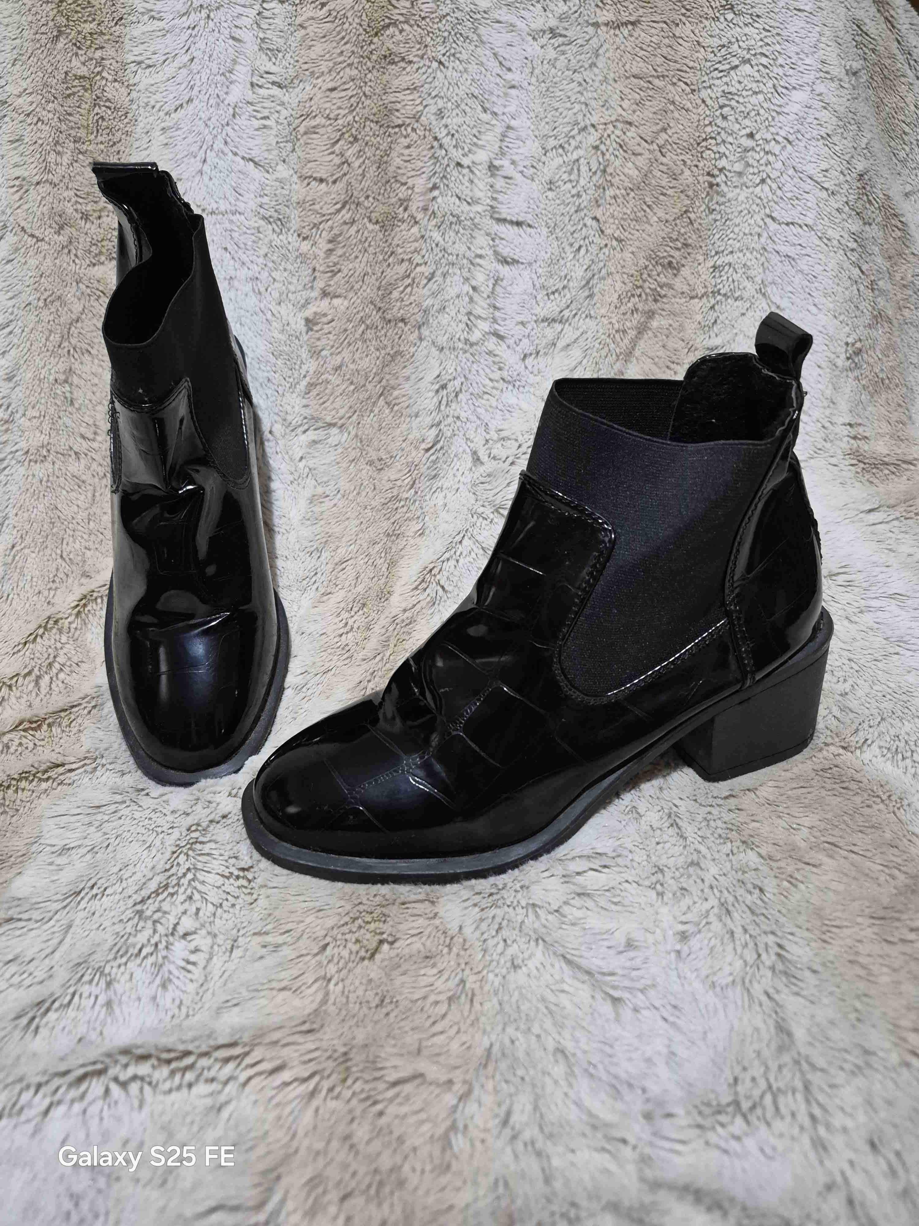 Zapatos de cuero negro y botines. - miniatura 4