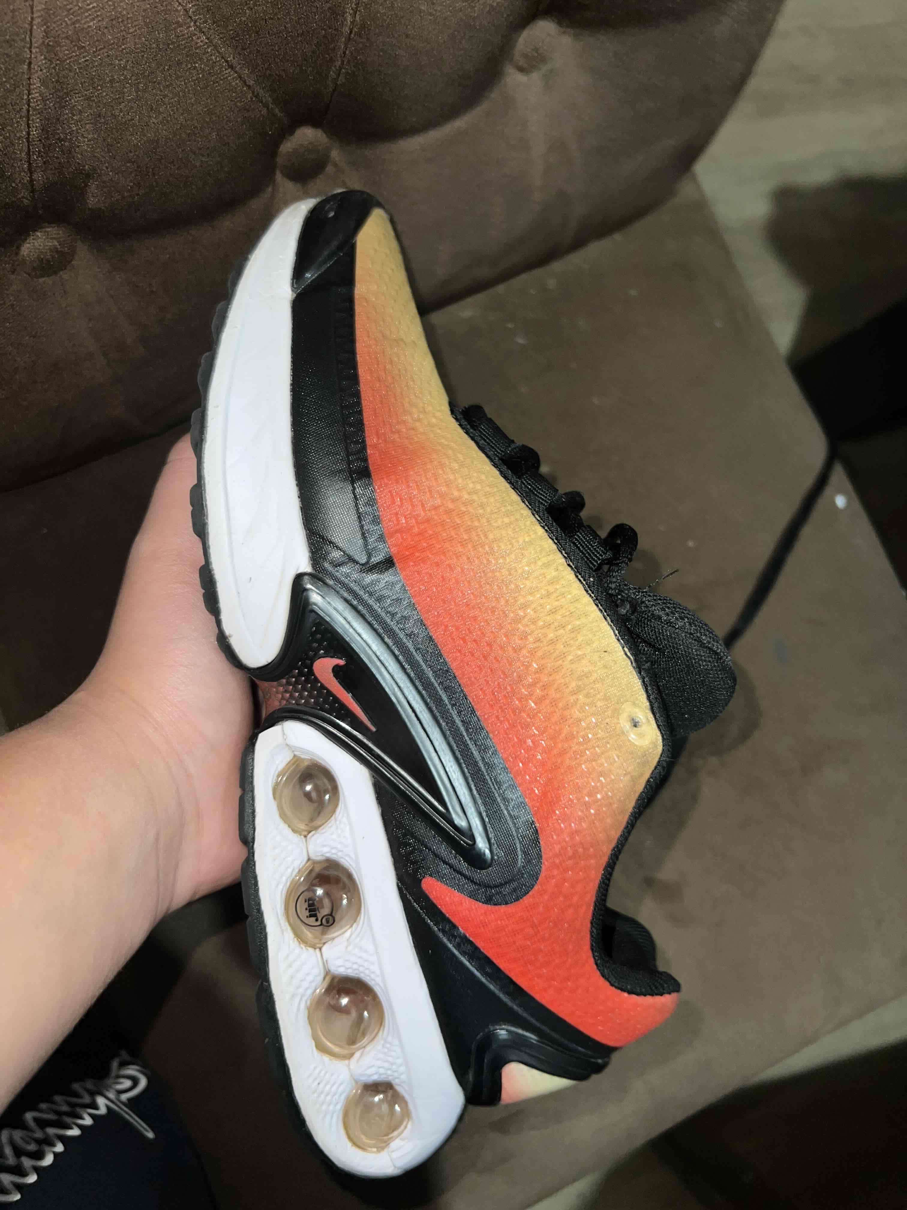 Zapatillas deportivas negras y naranjas - miniatura 1