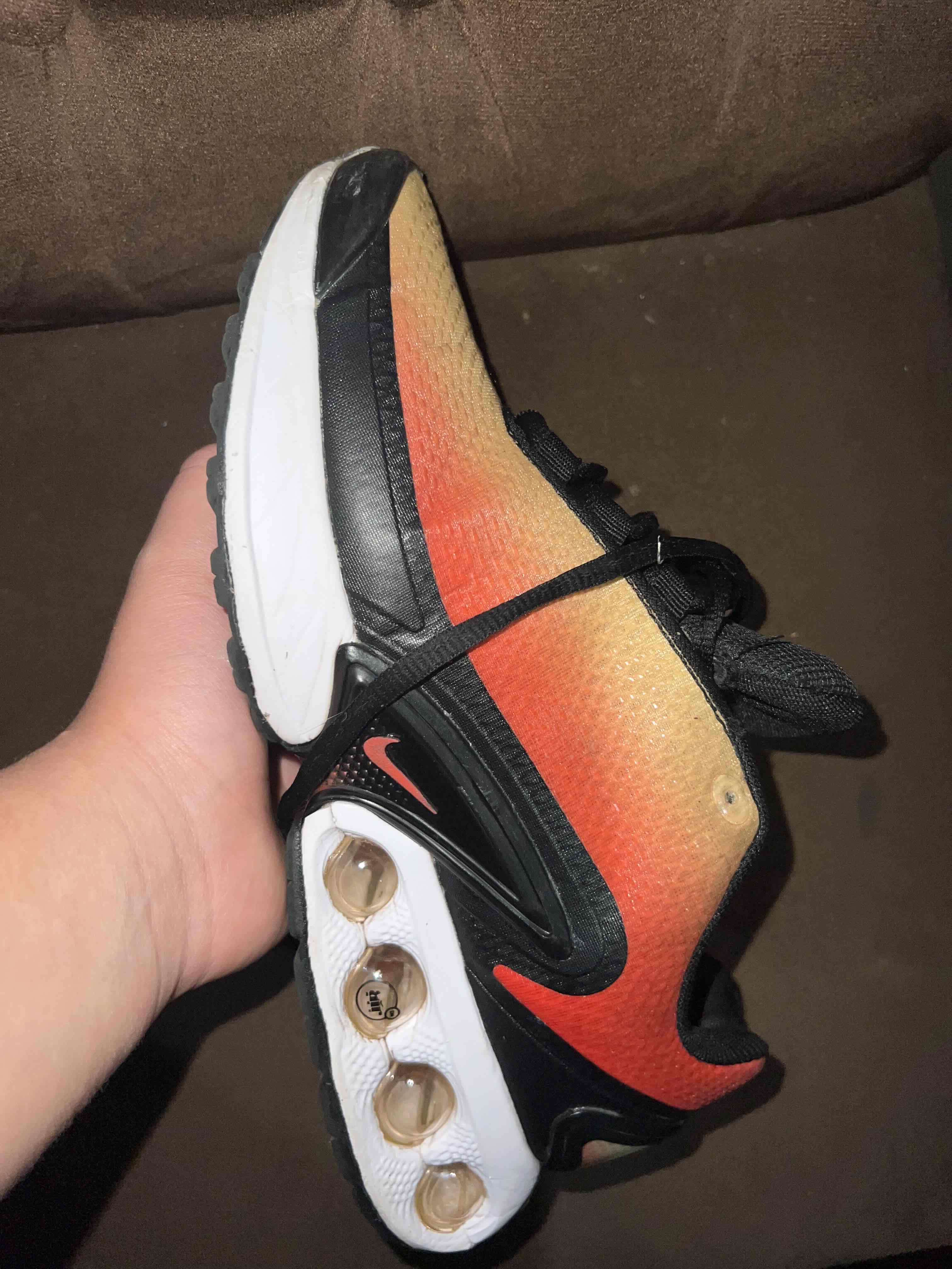 Zapatillas deportivas negras y naranjas - miniatura 2