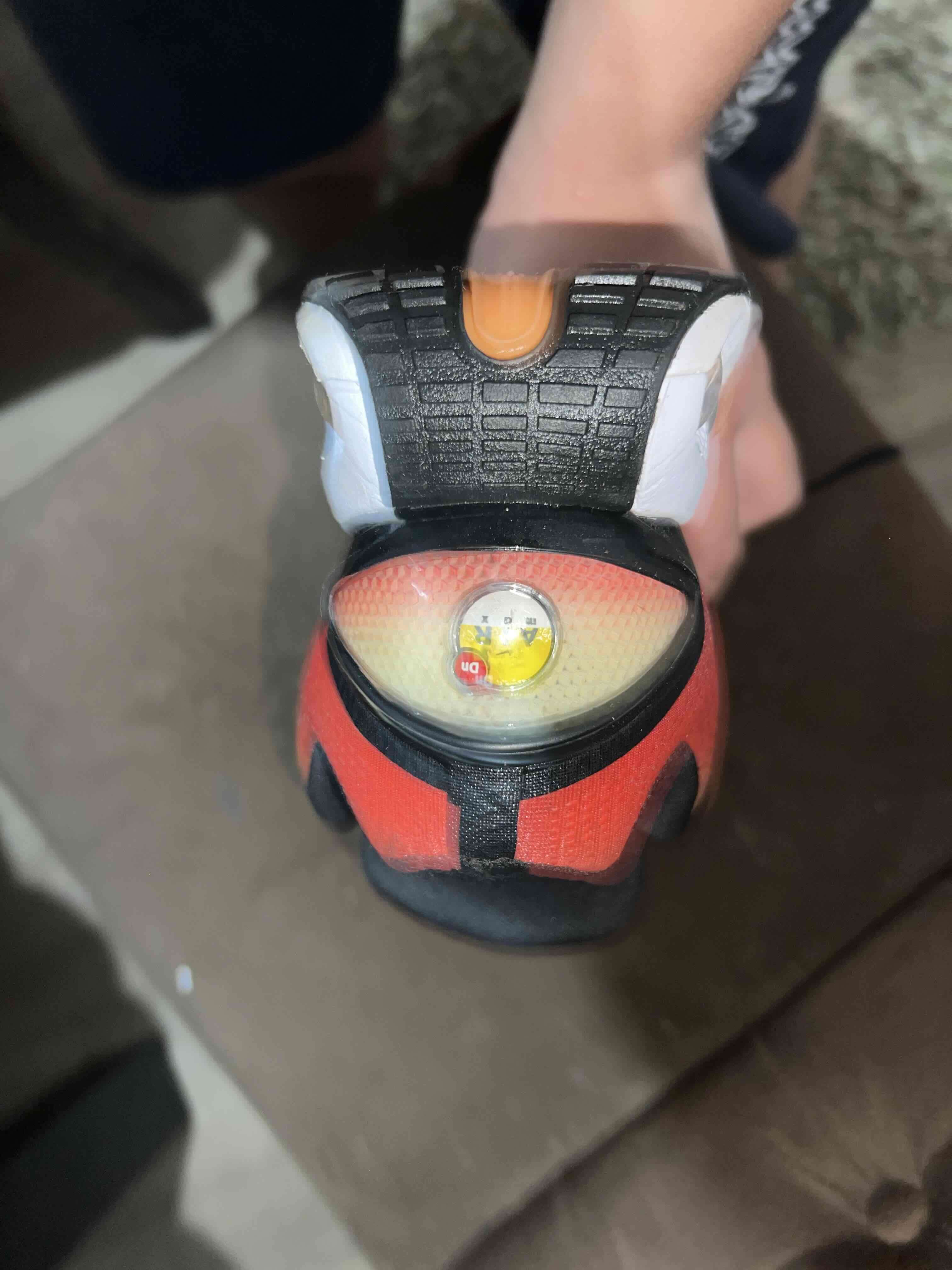 Zapatillas deportivas negras y naranjas - miniatura 3