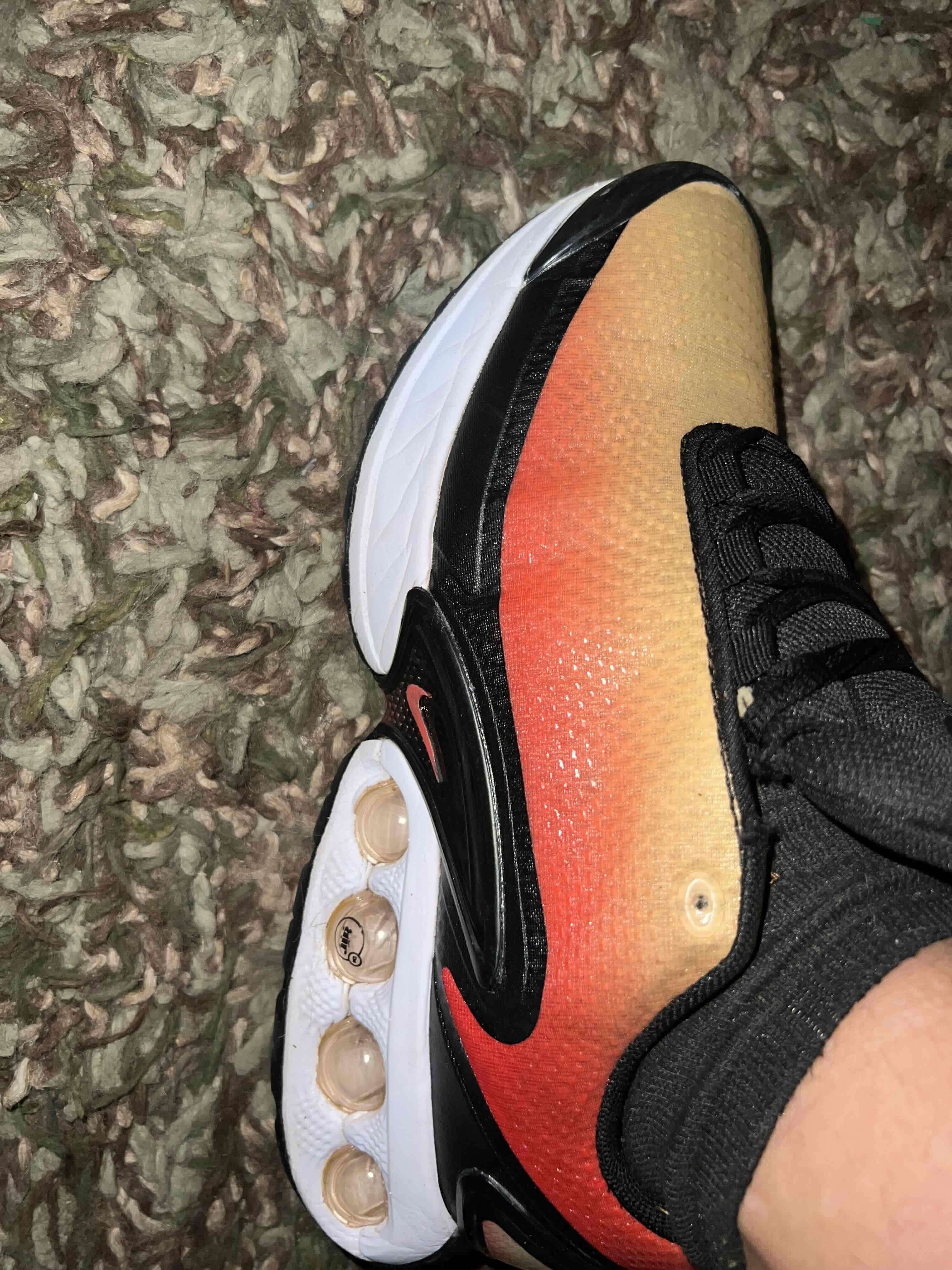 Zapatillas deportivas negras y naranjas - miniatura 4