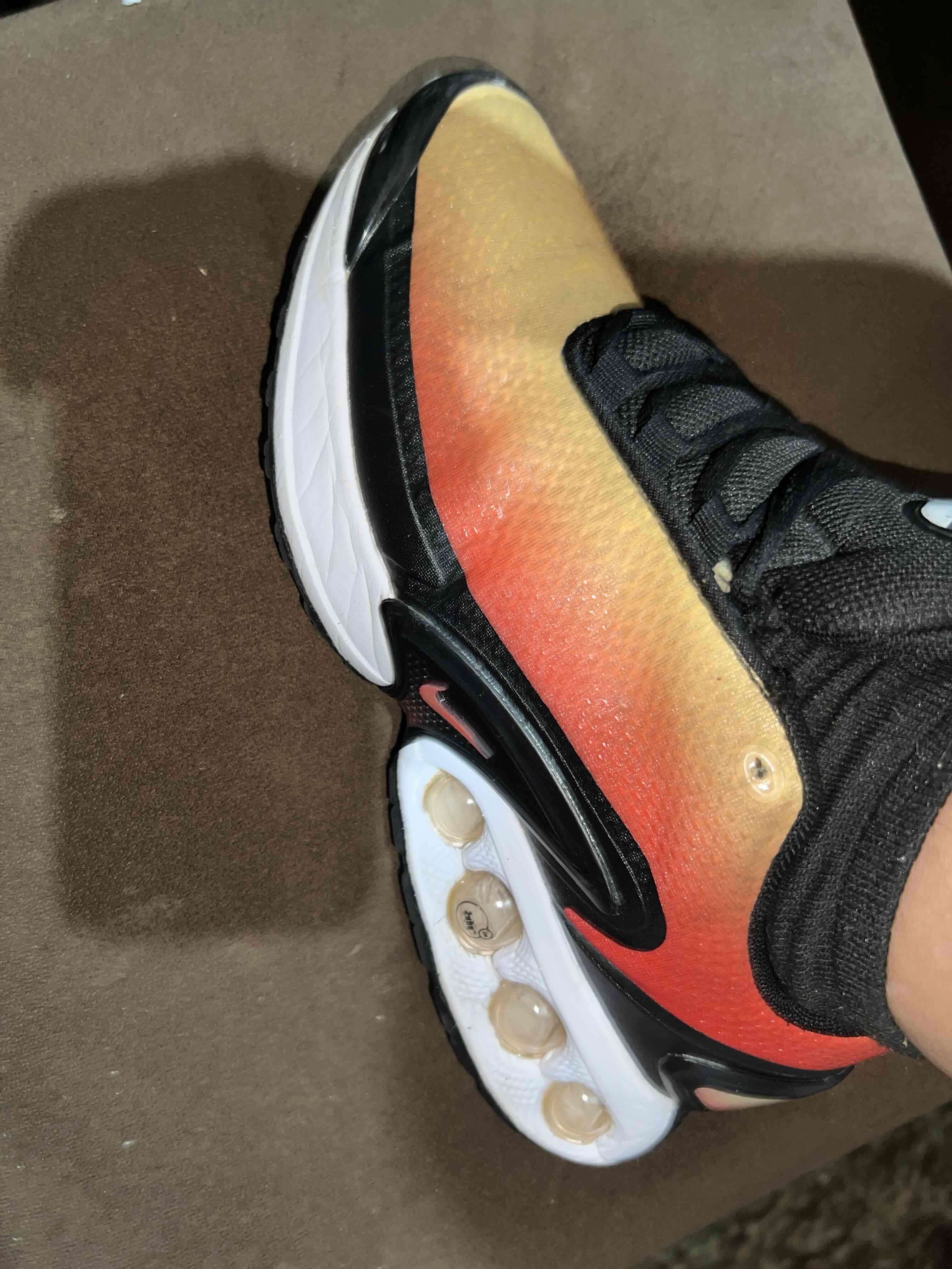 Zapatillas deportivas negras y naranjas - miniatura 6