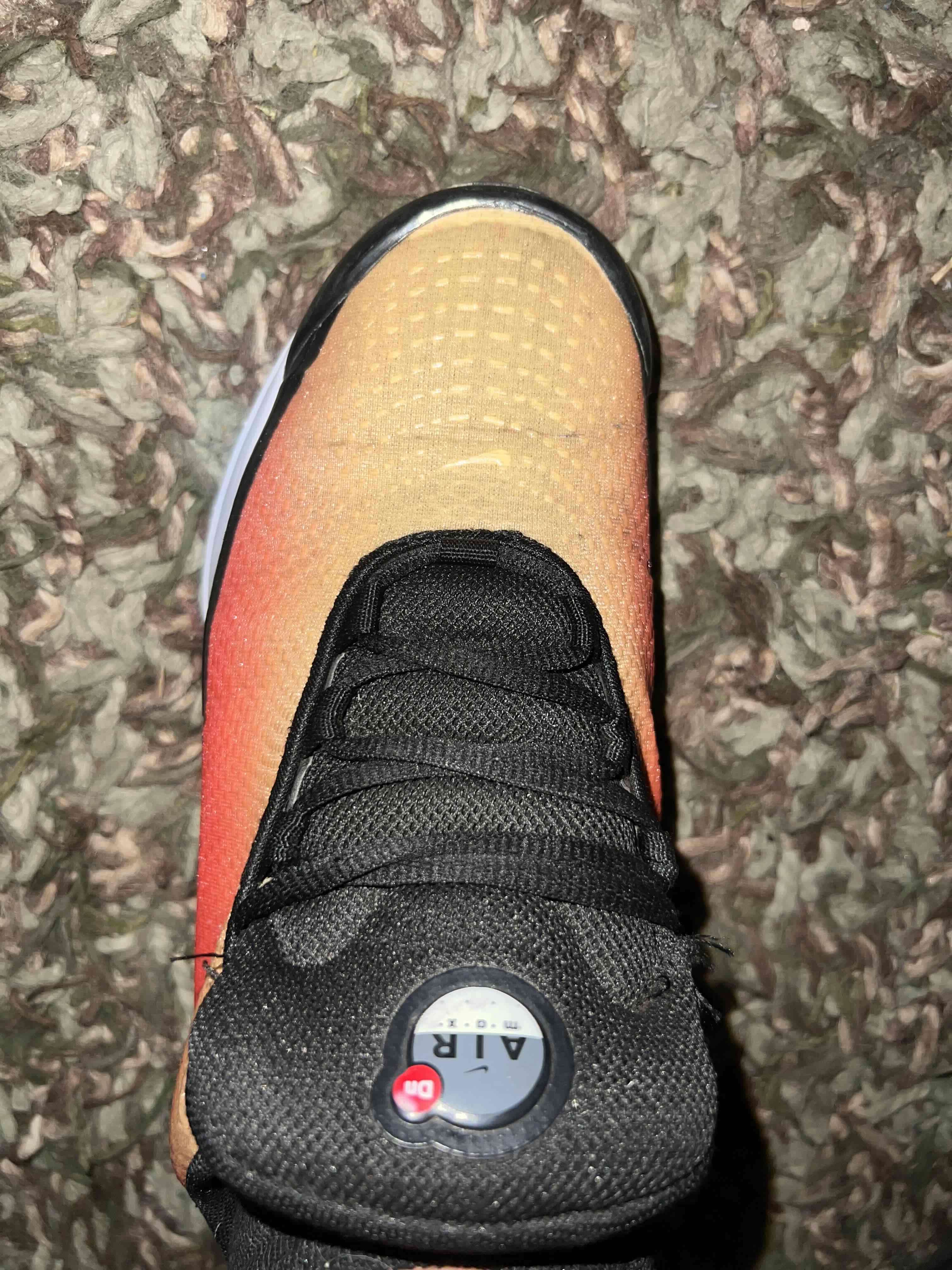 Zapatillas deportivas negras y rojas - miniatura 2