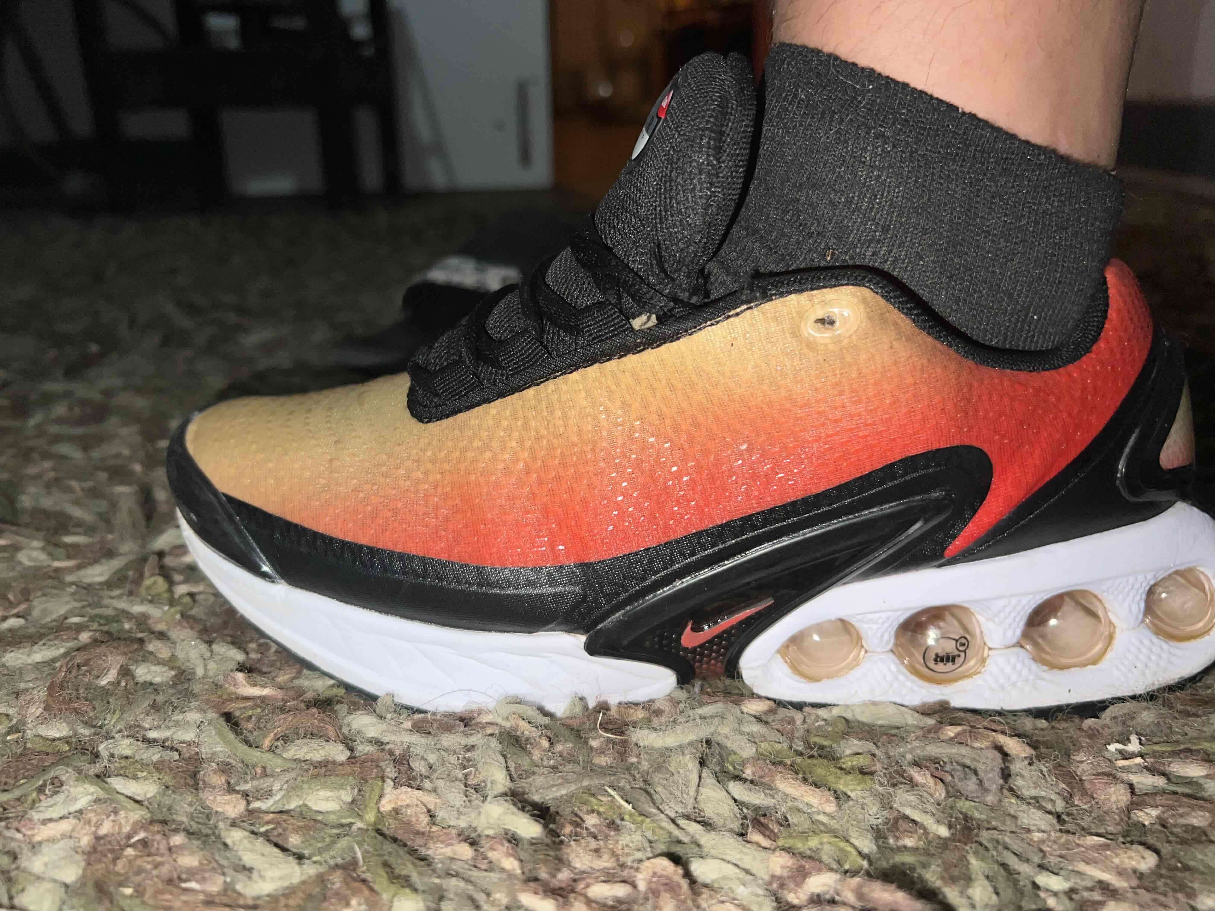 Zapatillas deportivas negras y rojas - miniatura 5