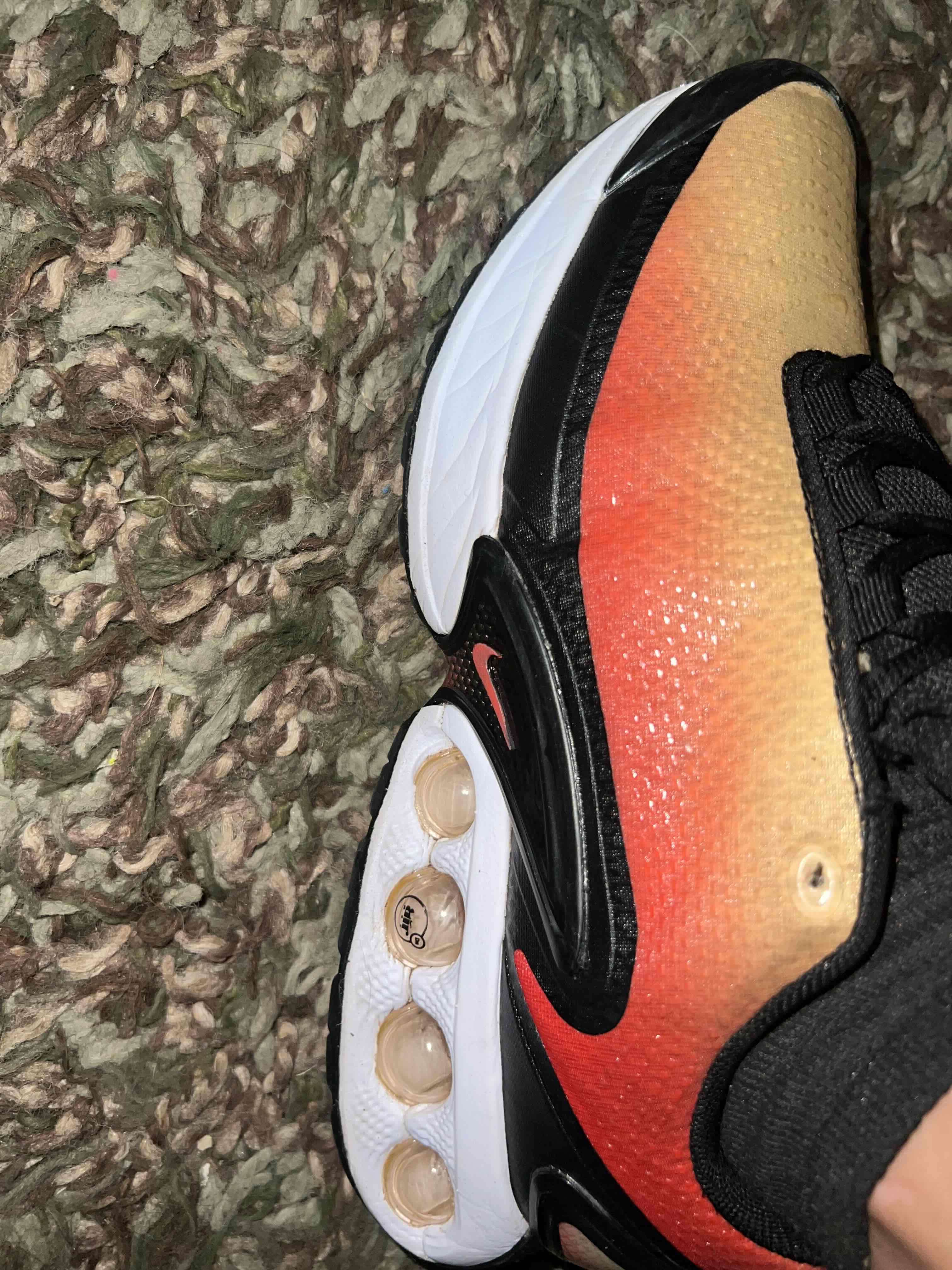 Zapatillas deportivas negras y rojas - miniatura 6