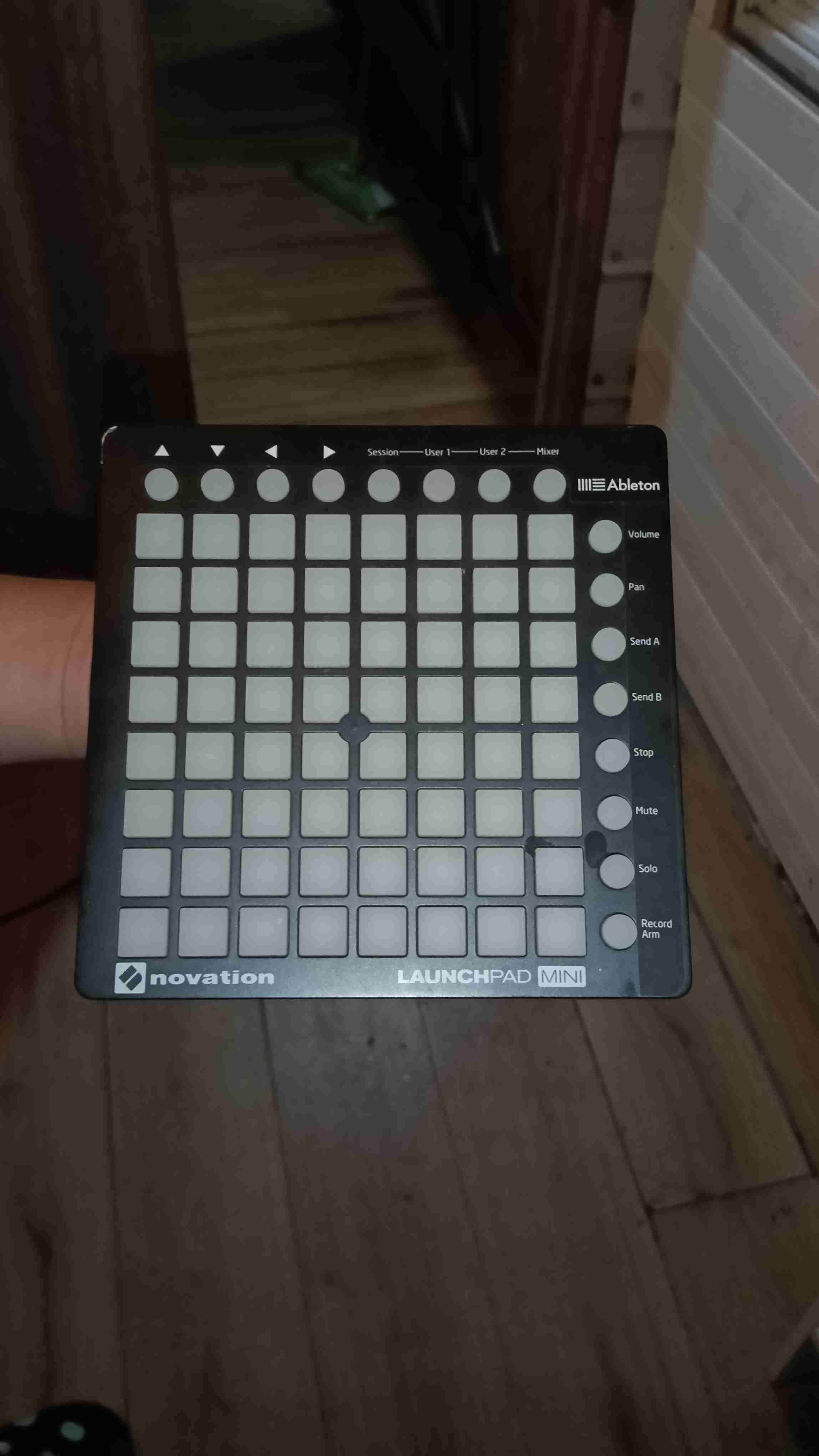 Controlador MIDI Novation Launchpad Mini - miniatura 1