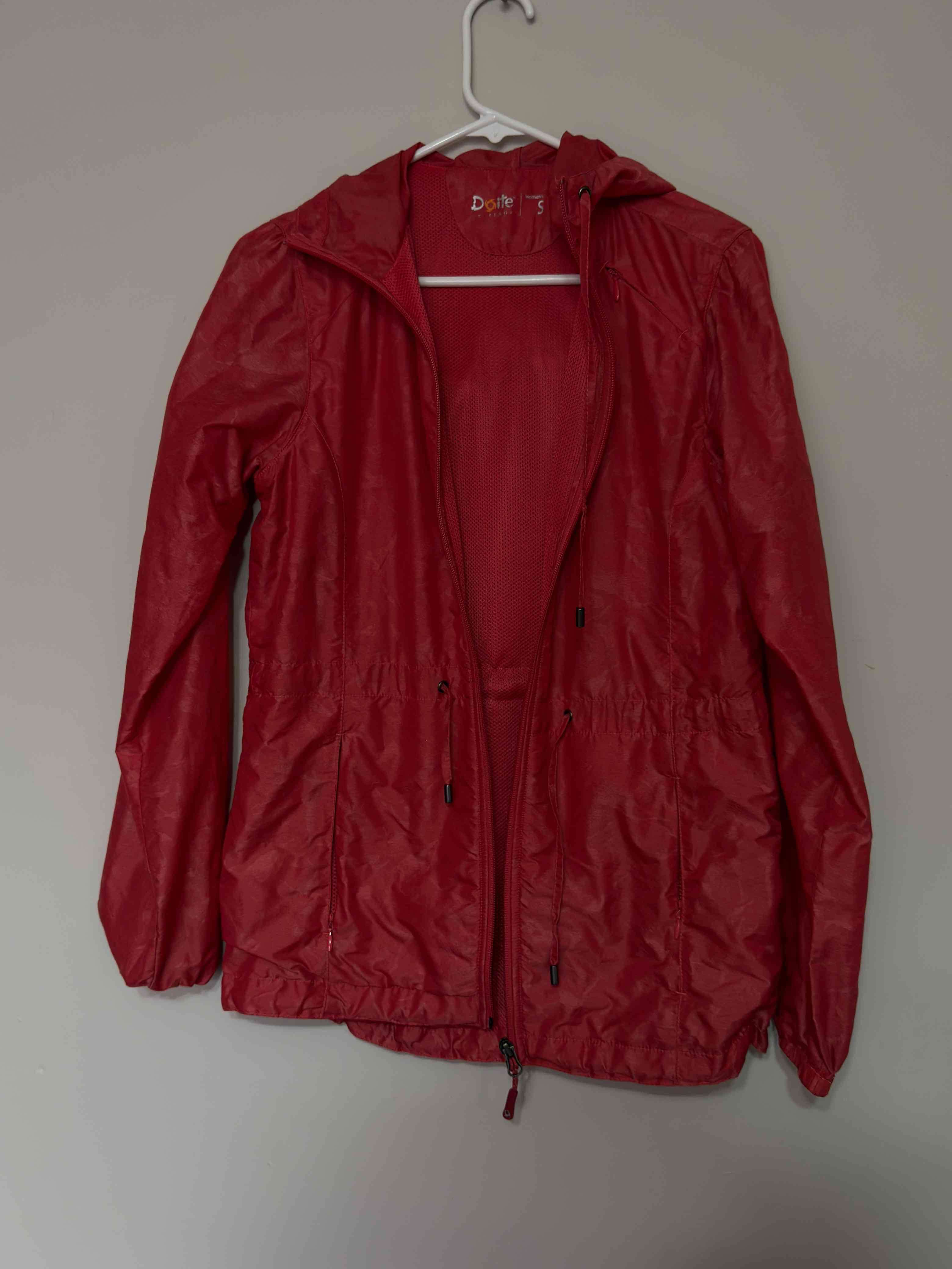 Cortaviento rojo con capucha - miniatura 1