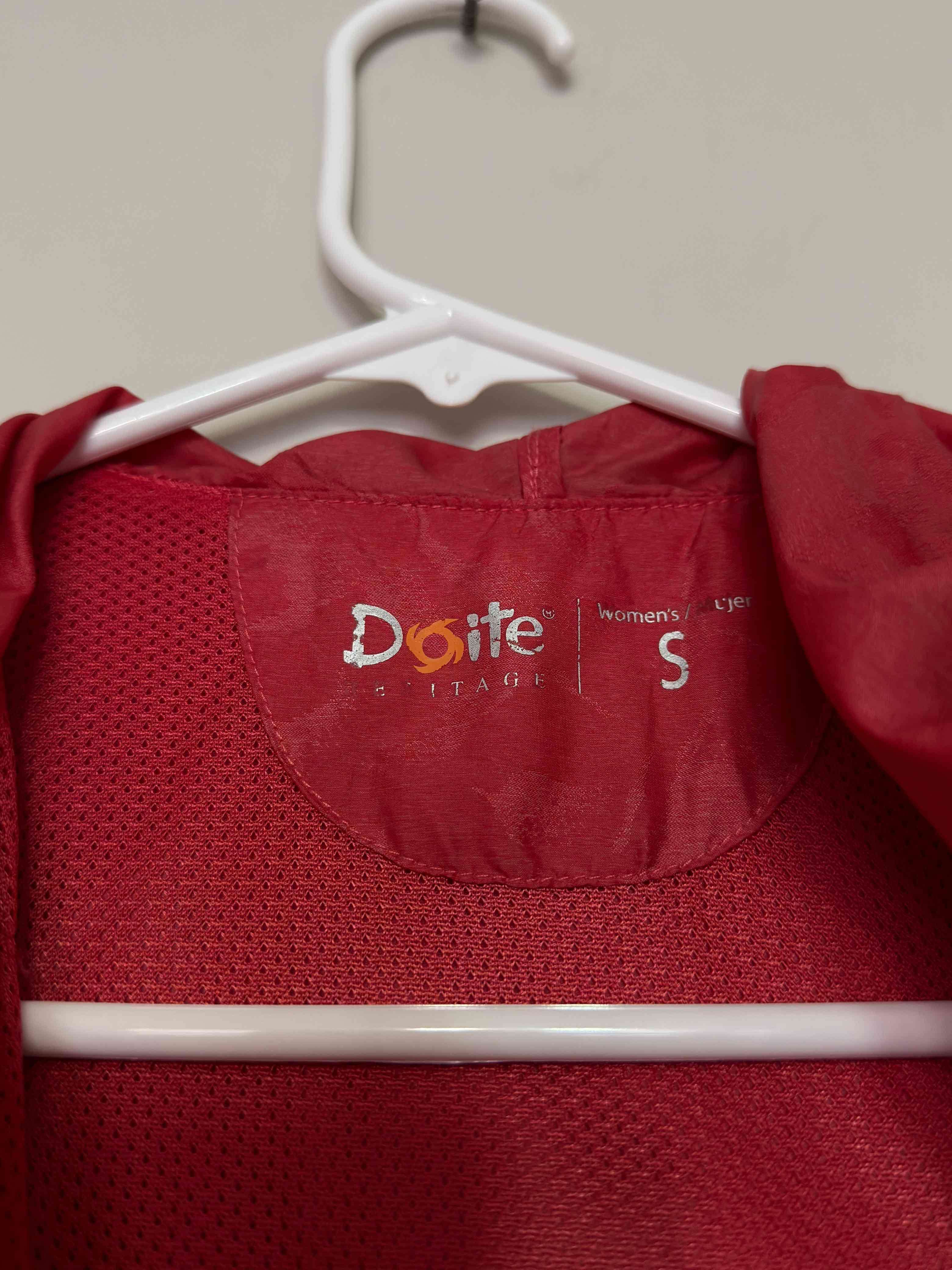 Cortaviento rojo con capucha - miniatura 3