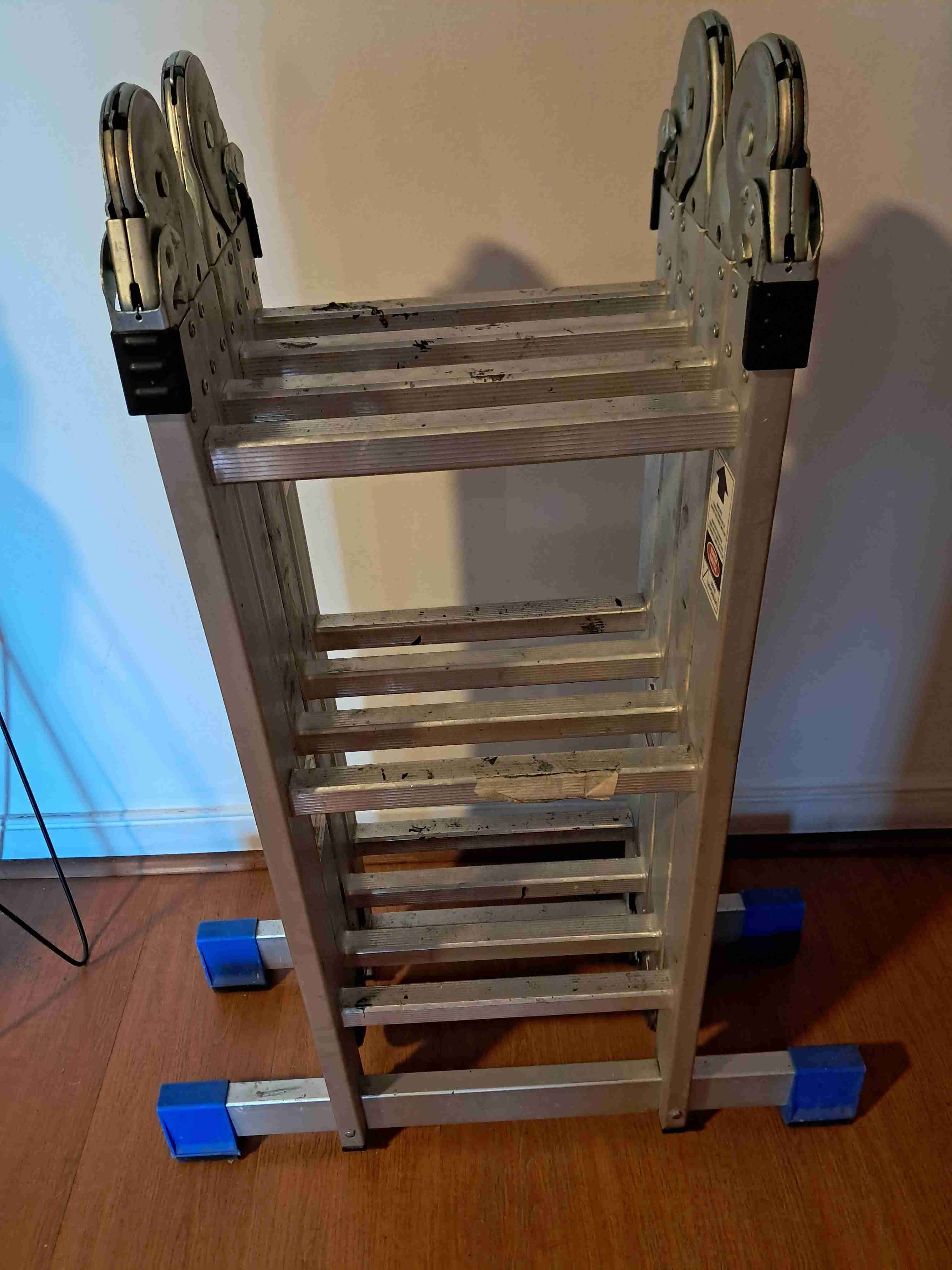 Escalera articulada de aluminio - miniatura 1