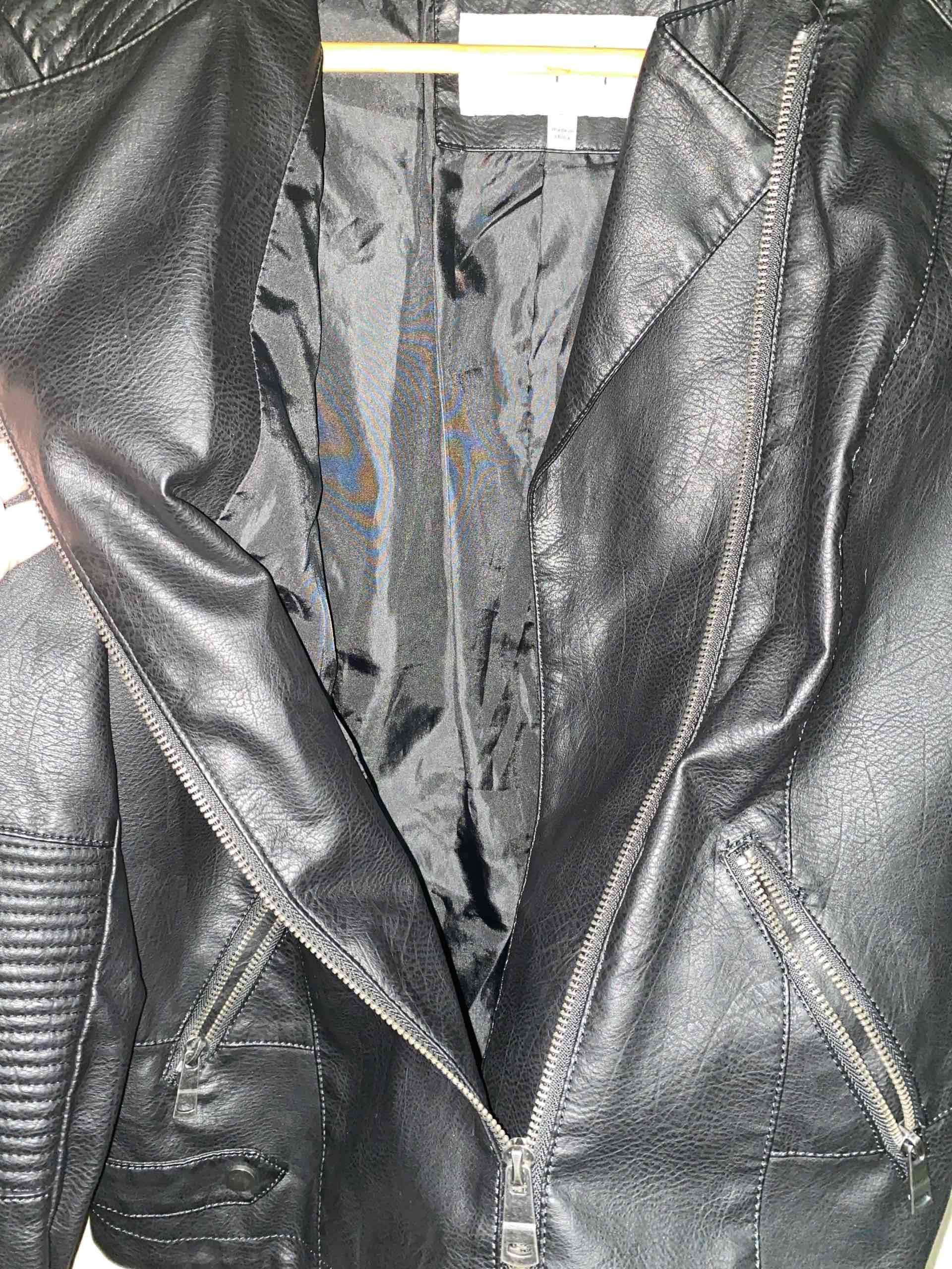 Chaqueta de cuerina negra con tachas - miniatura 2