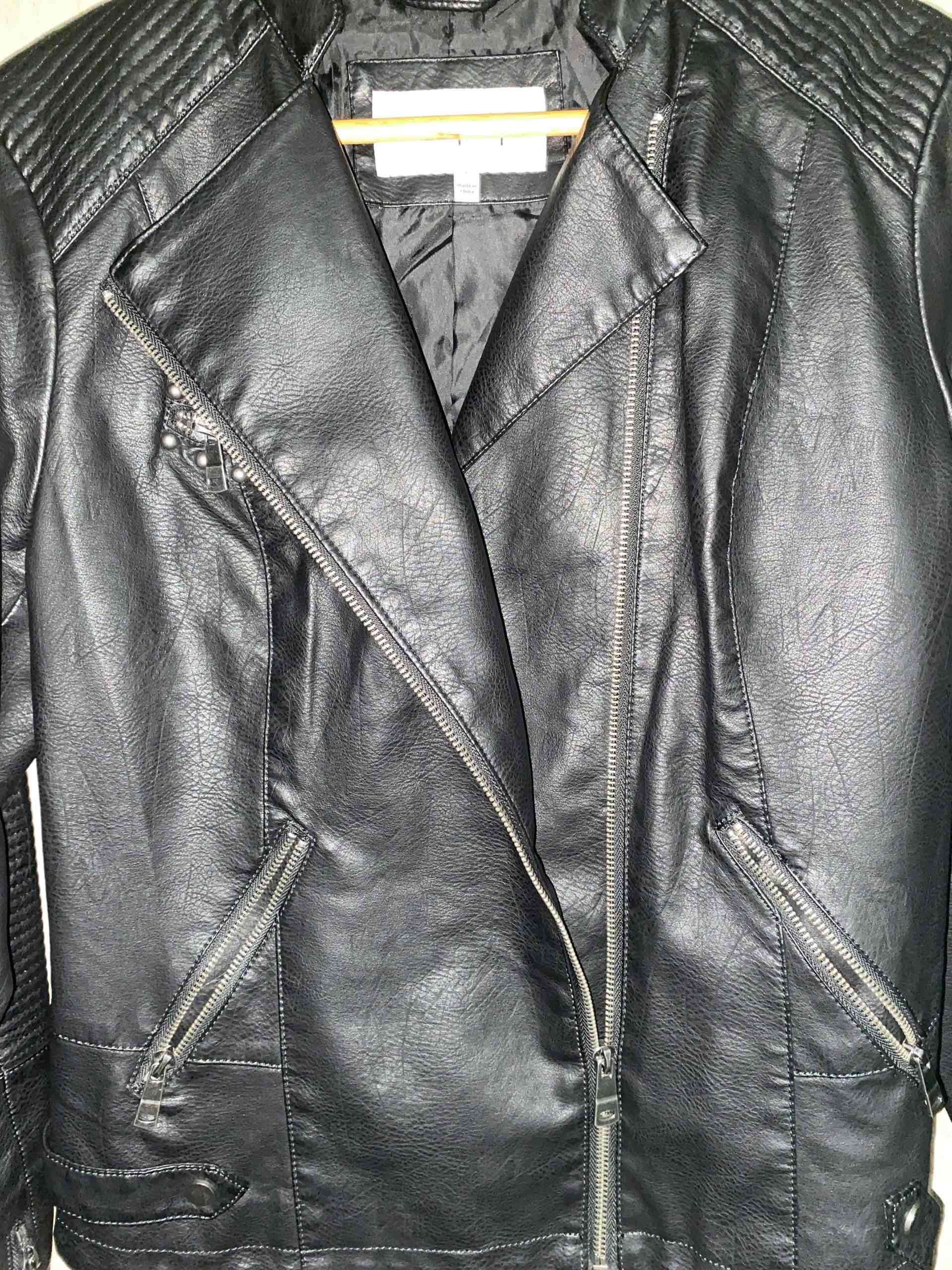 Chaqueta de cuerina negra con tachas - miniatura 4