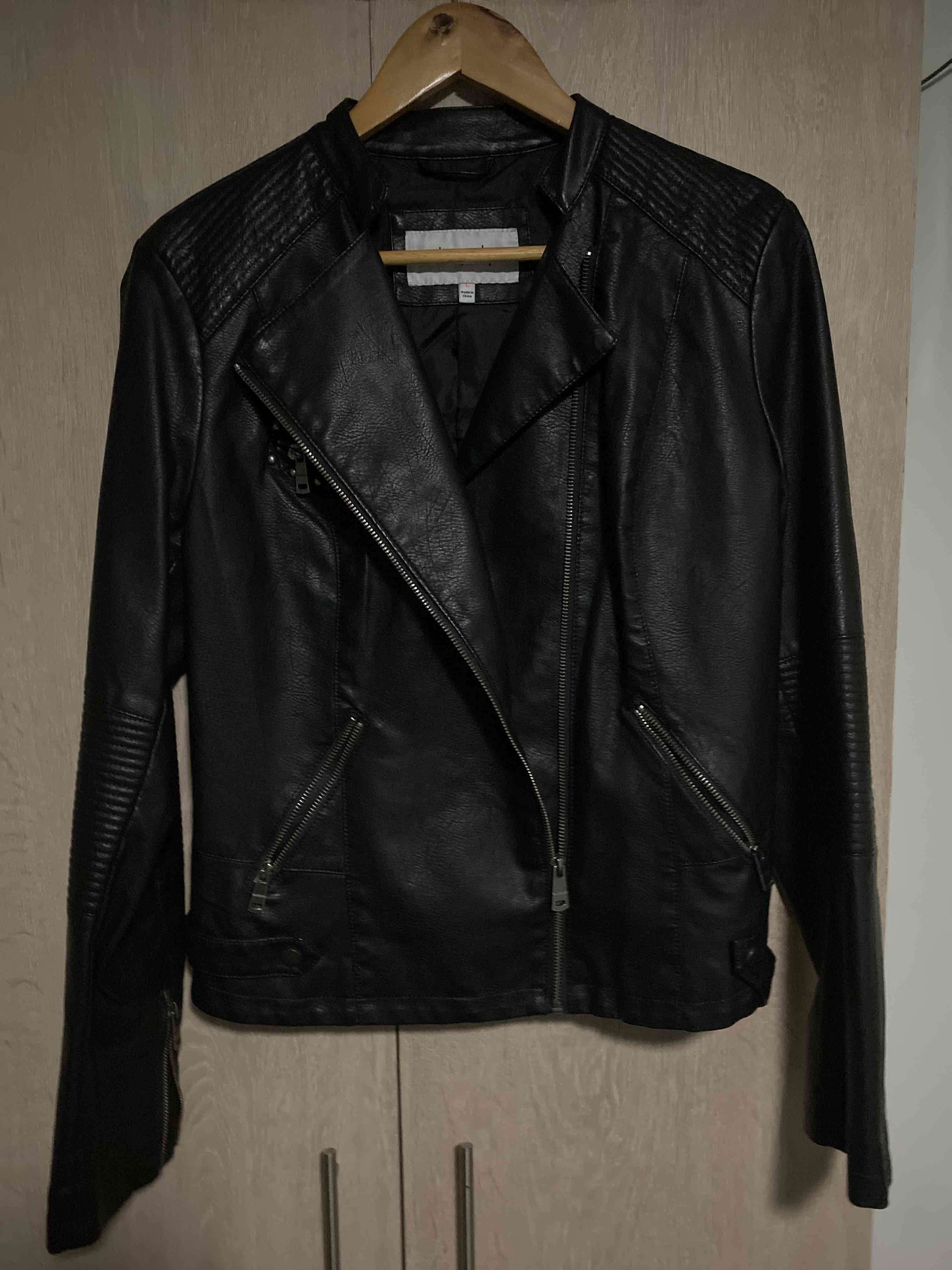 Chaqueta de cuerina negra con tachas - miniatura 5