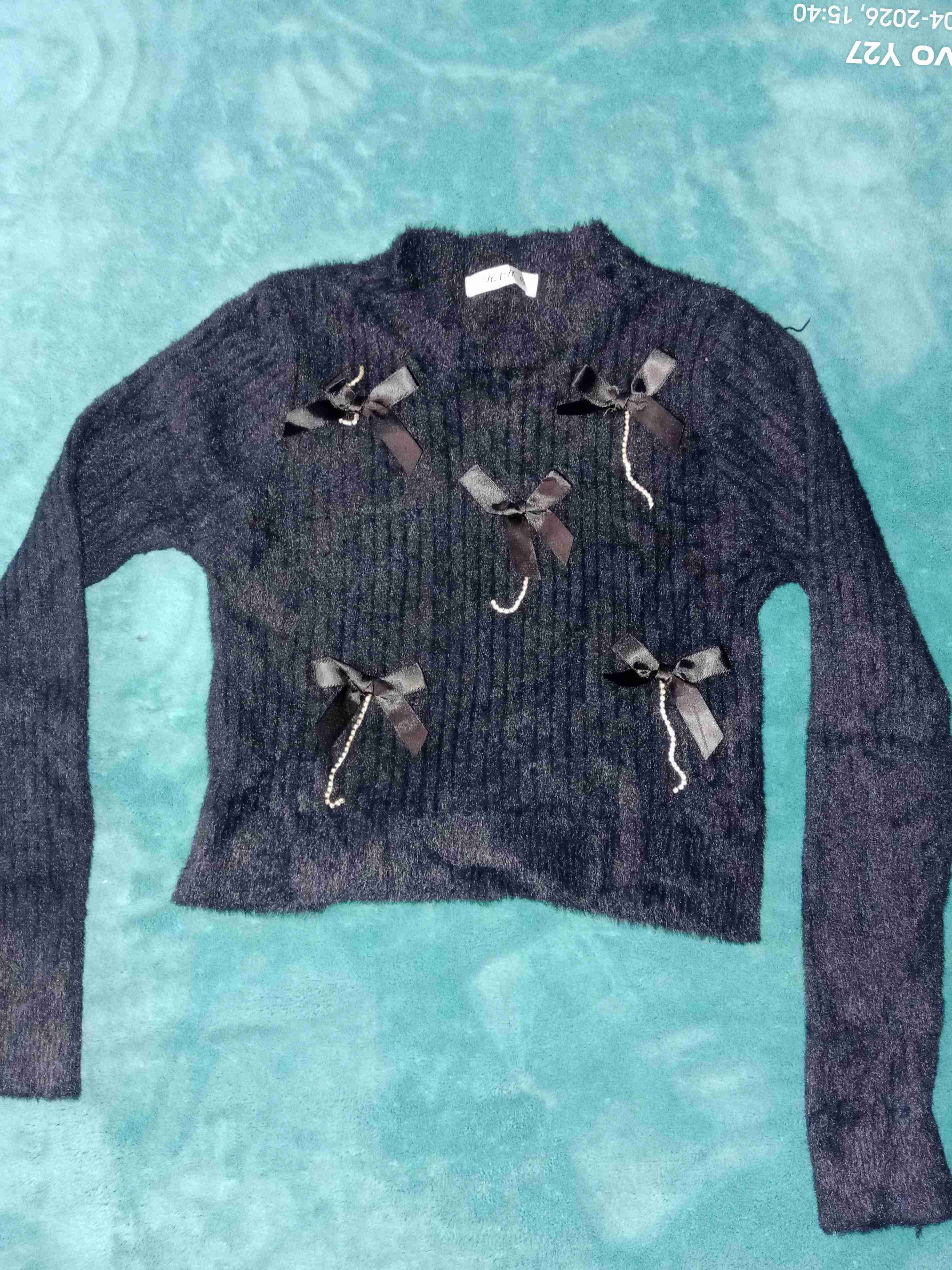 Sweater gris con lazos decorativos