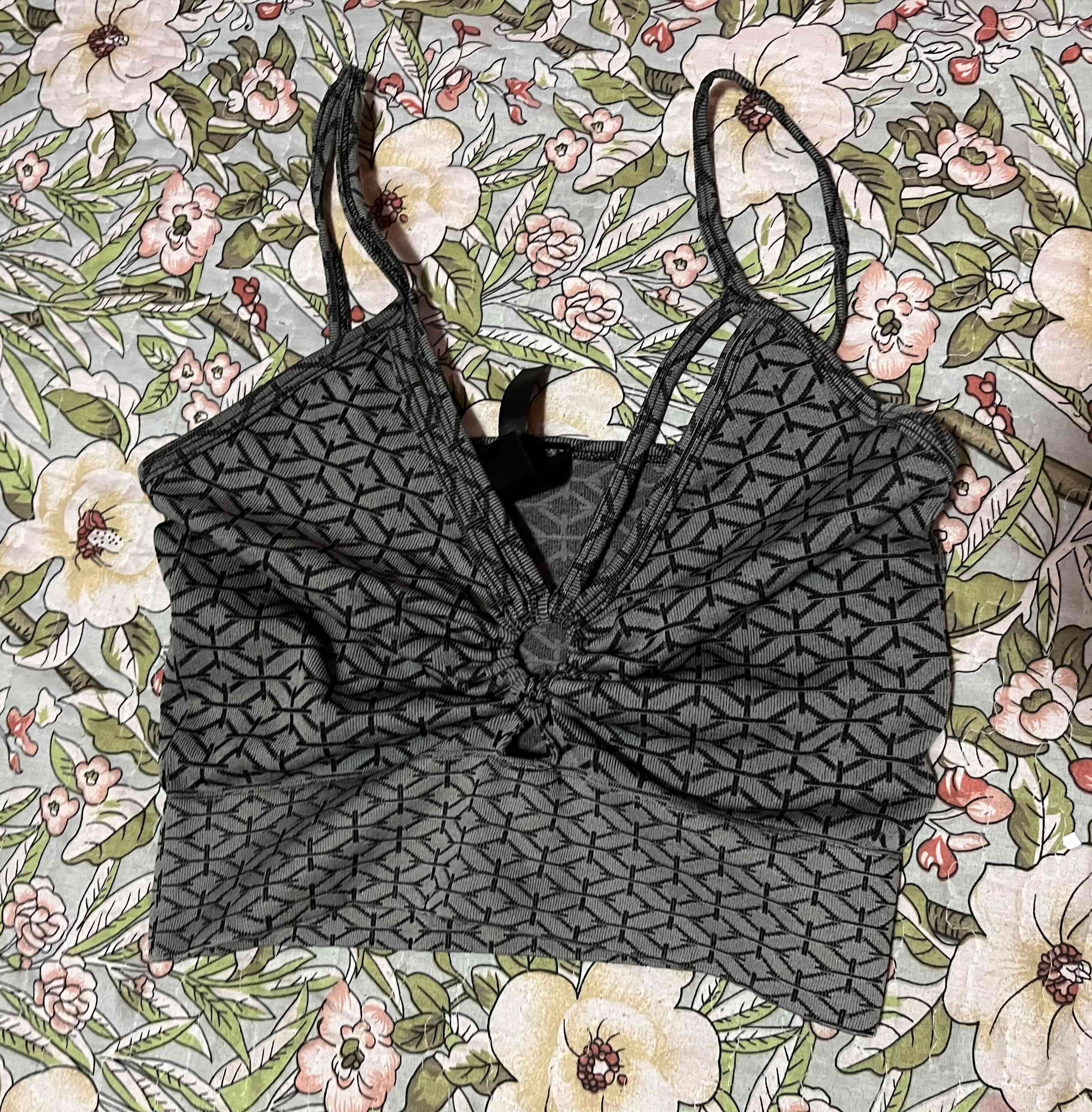 Top deportivo gris patrón geométrico