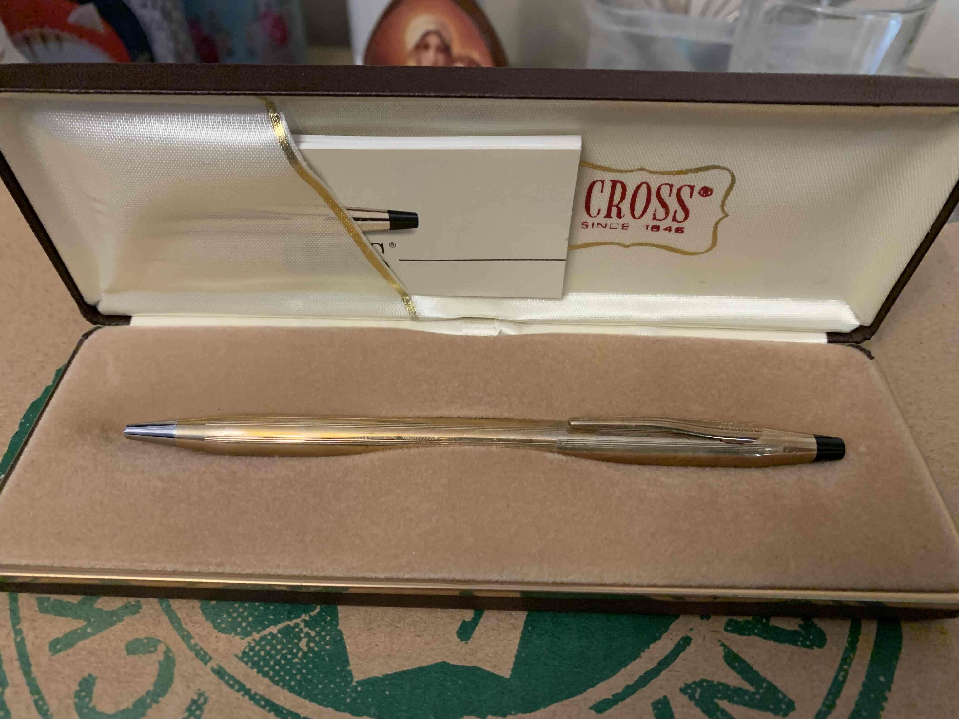 Bolígrafo Cross dorado en estuche