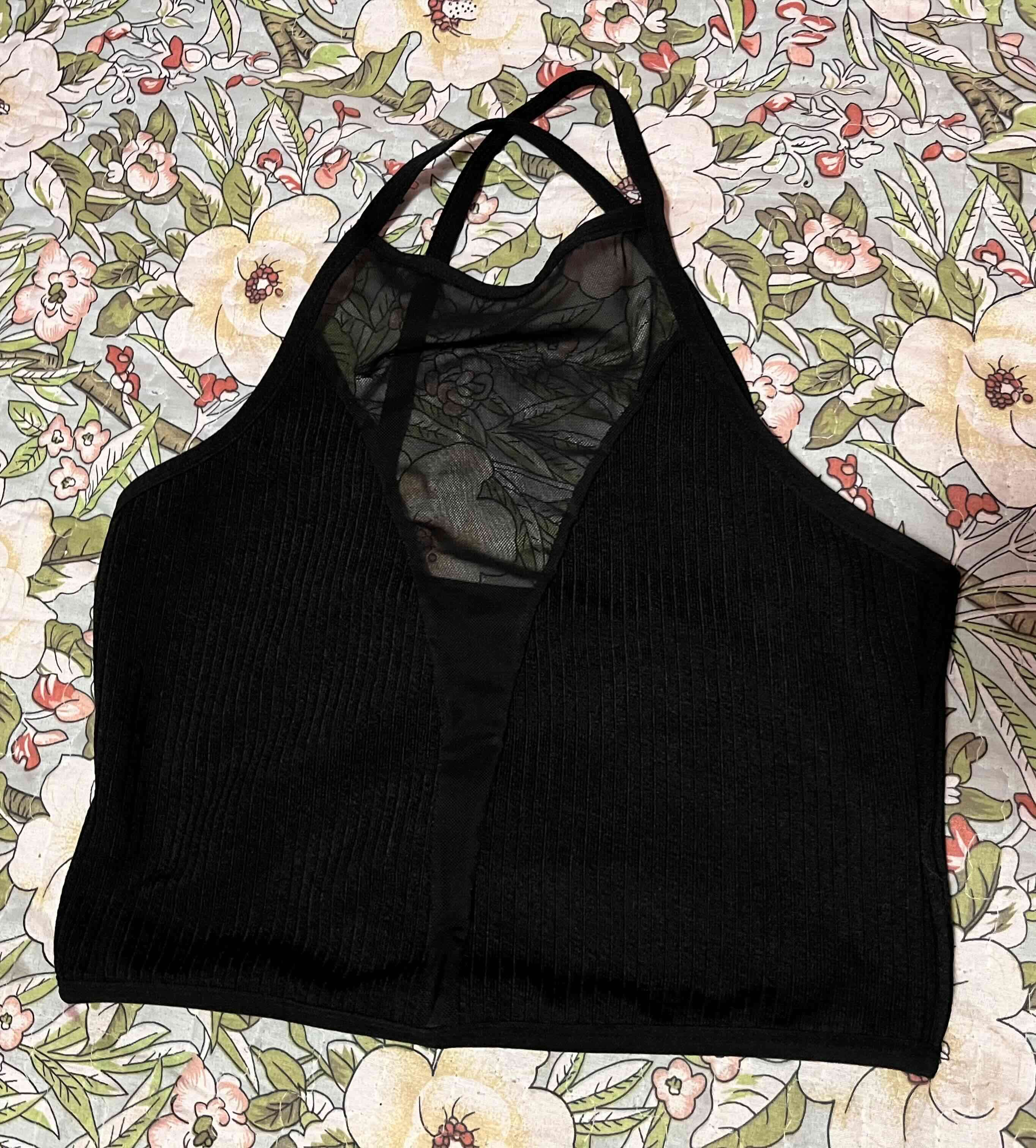 Top negro con cuello halter